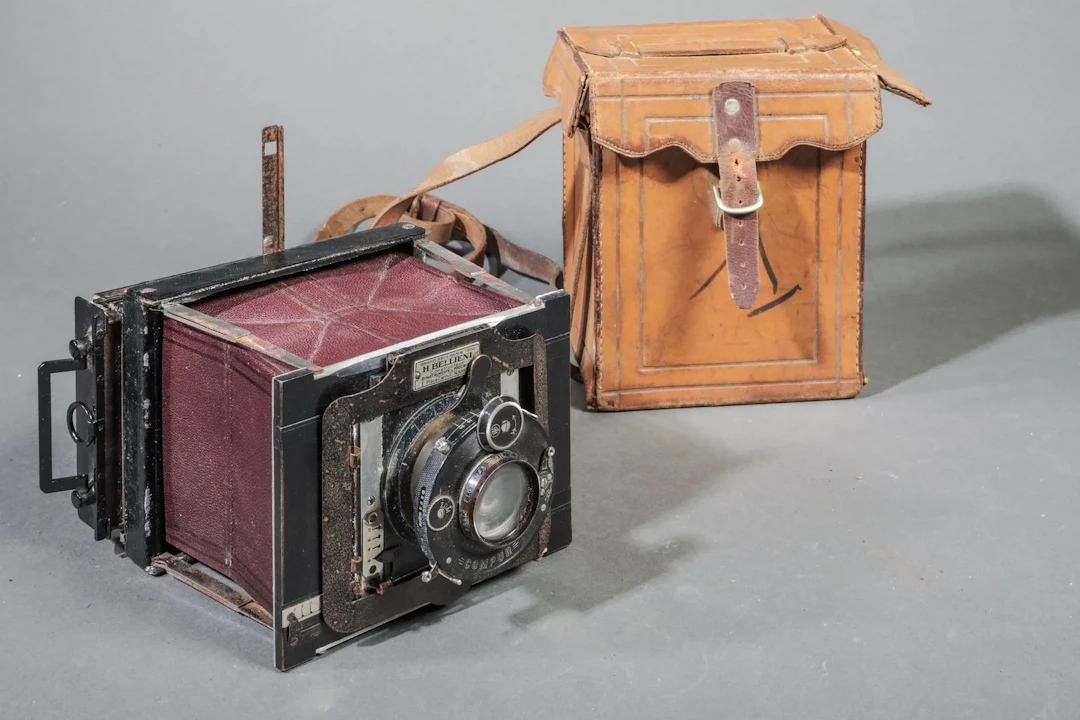 H. Bellieni Nancy camera with a Berthiot Flor No. 3 4.5/135 - Lot 51