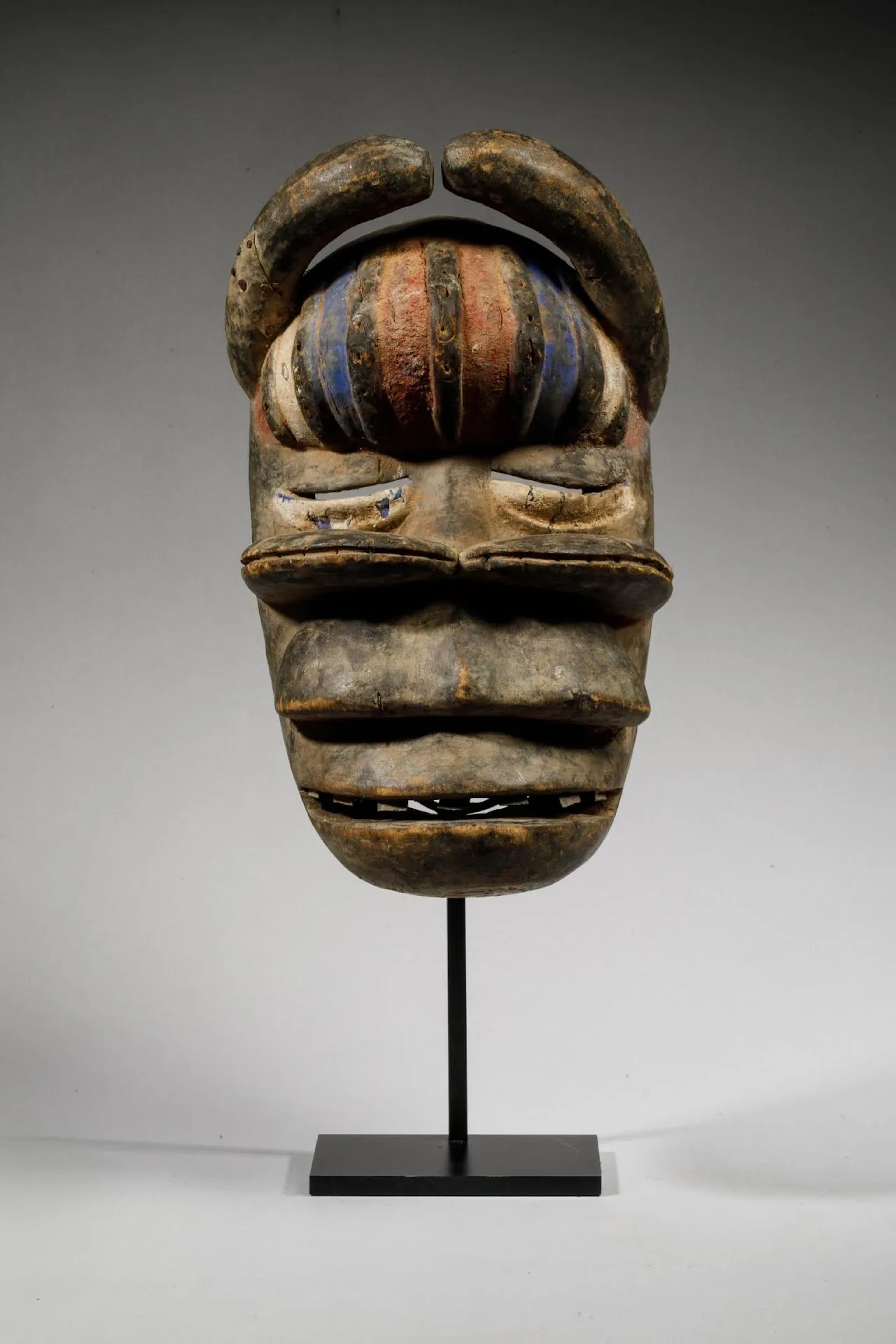 Old Guéré/Wobé mask, eyes in relief and two small slits abov - Lot 87