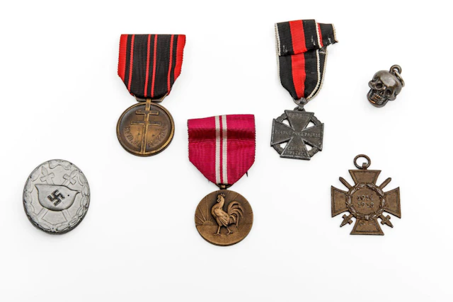 Set of medals and badges. - Lot 370