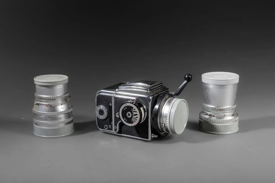 In a case, a set of Hasselblad photography equipment. Hassel - Lot 69