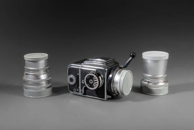In a case, a set of Hasselblad photography equipment. Hassel - Lot 69