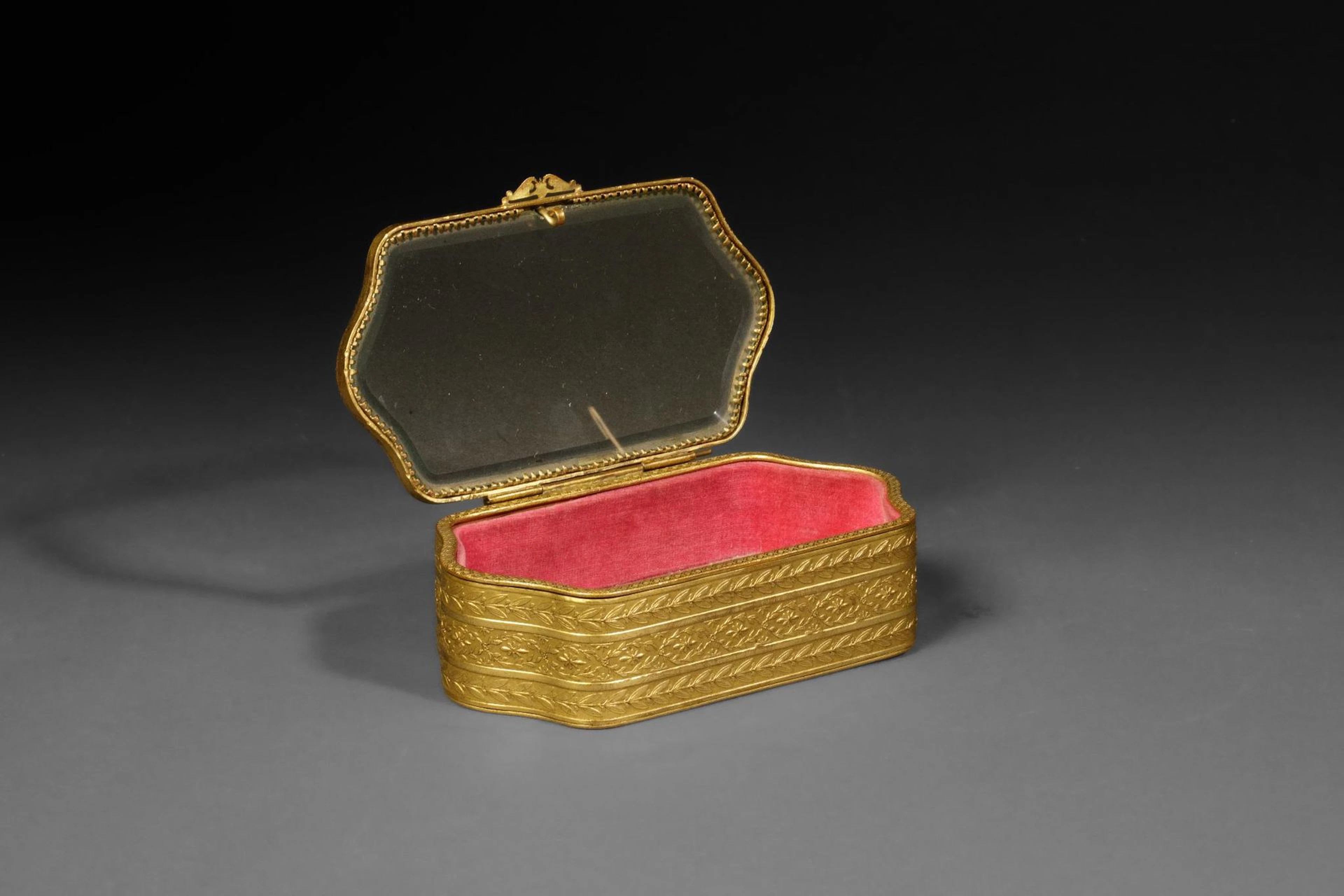 Small gold-plated metal box, finely engraved with bundles of - Lot 136