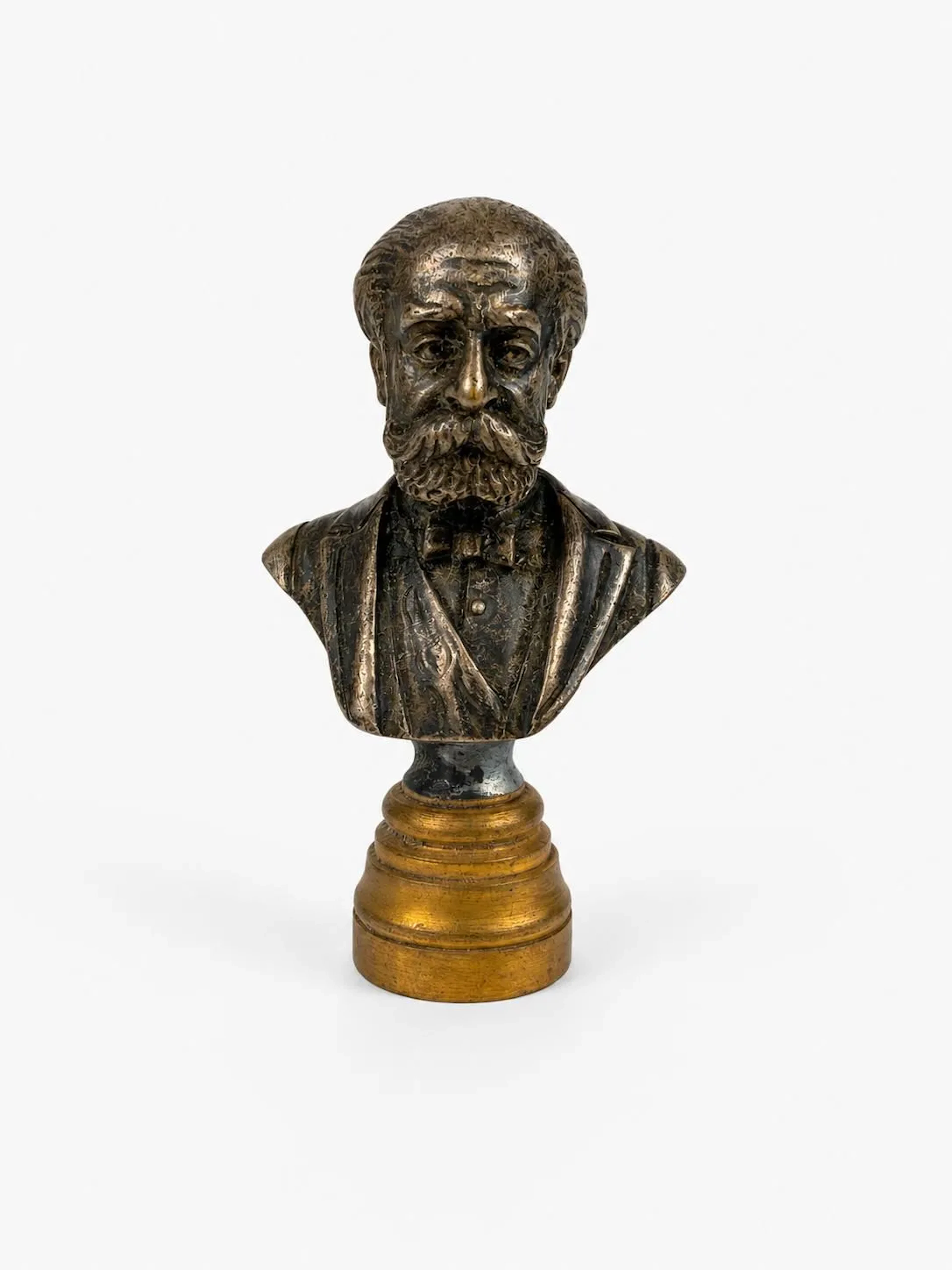 Small bust of a bearded man in silver-plated bronze; the bas - Lot 372