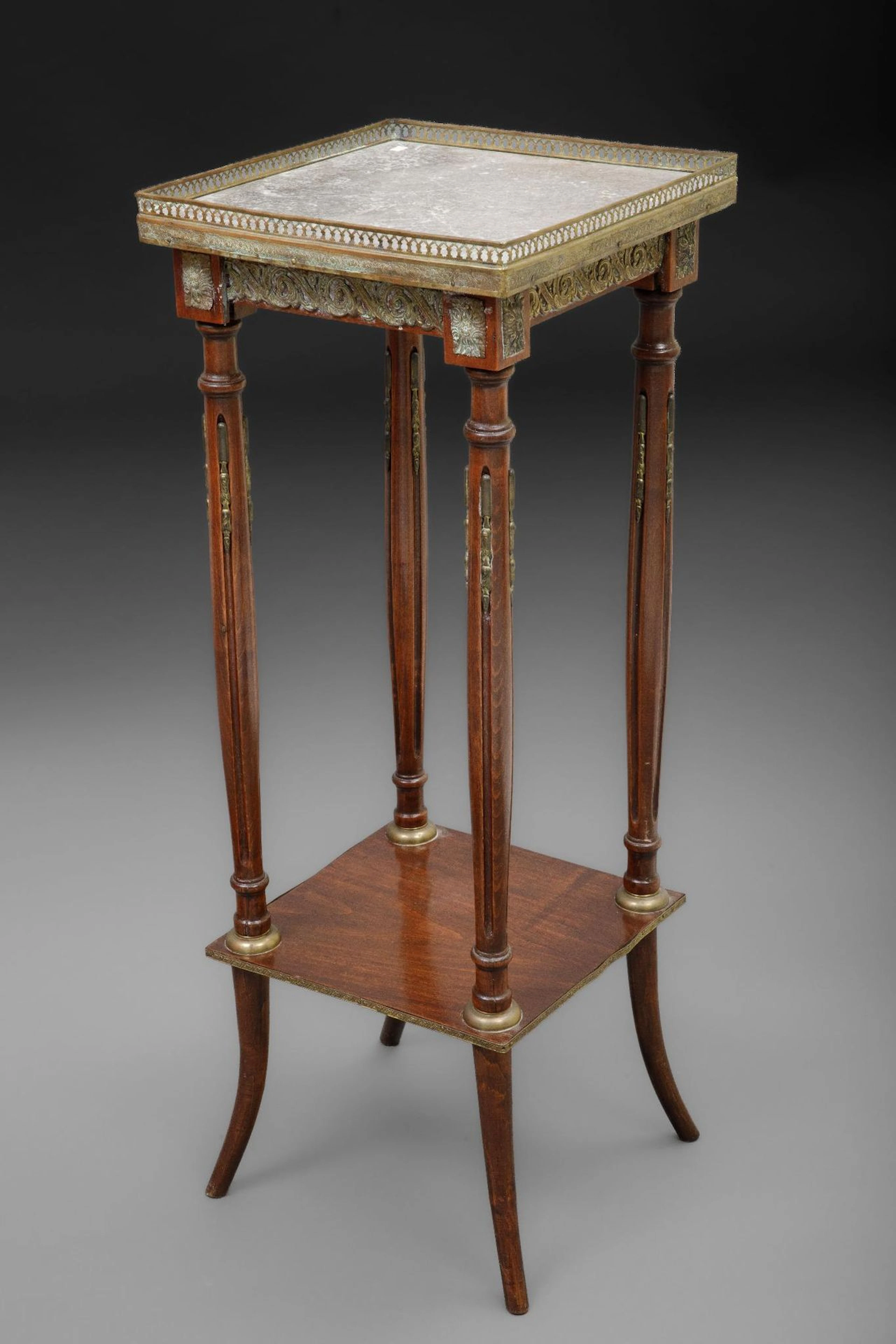 Square mahogany-veneered table with a gray Saint Anne marble - Lot 277