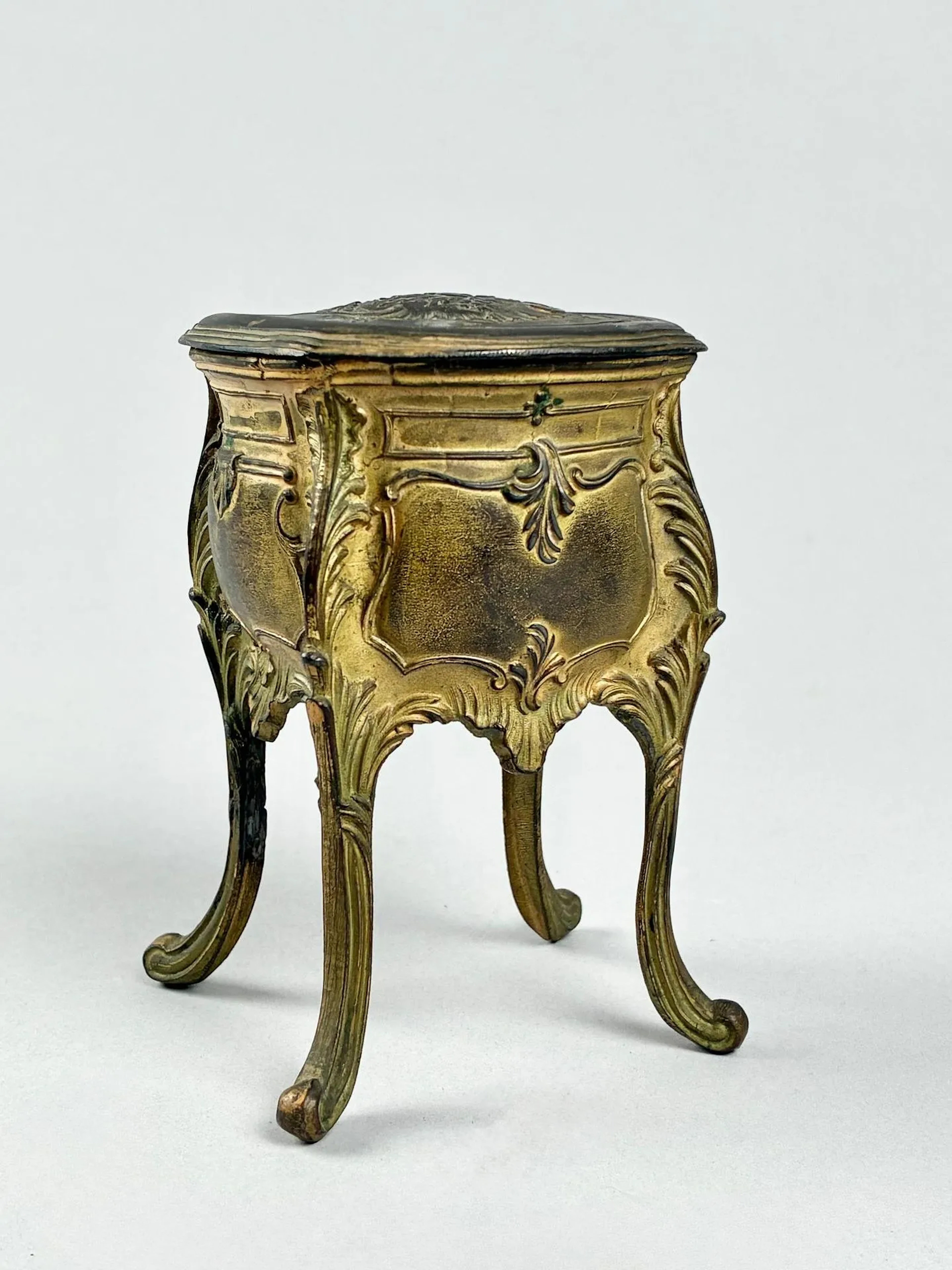 Small gilded metal pin box featuring a small Louis XV style - Lot 134