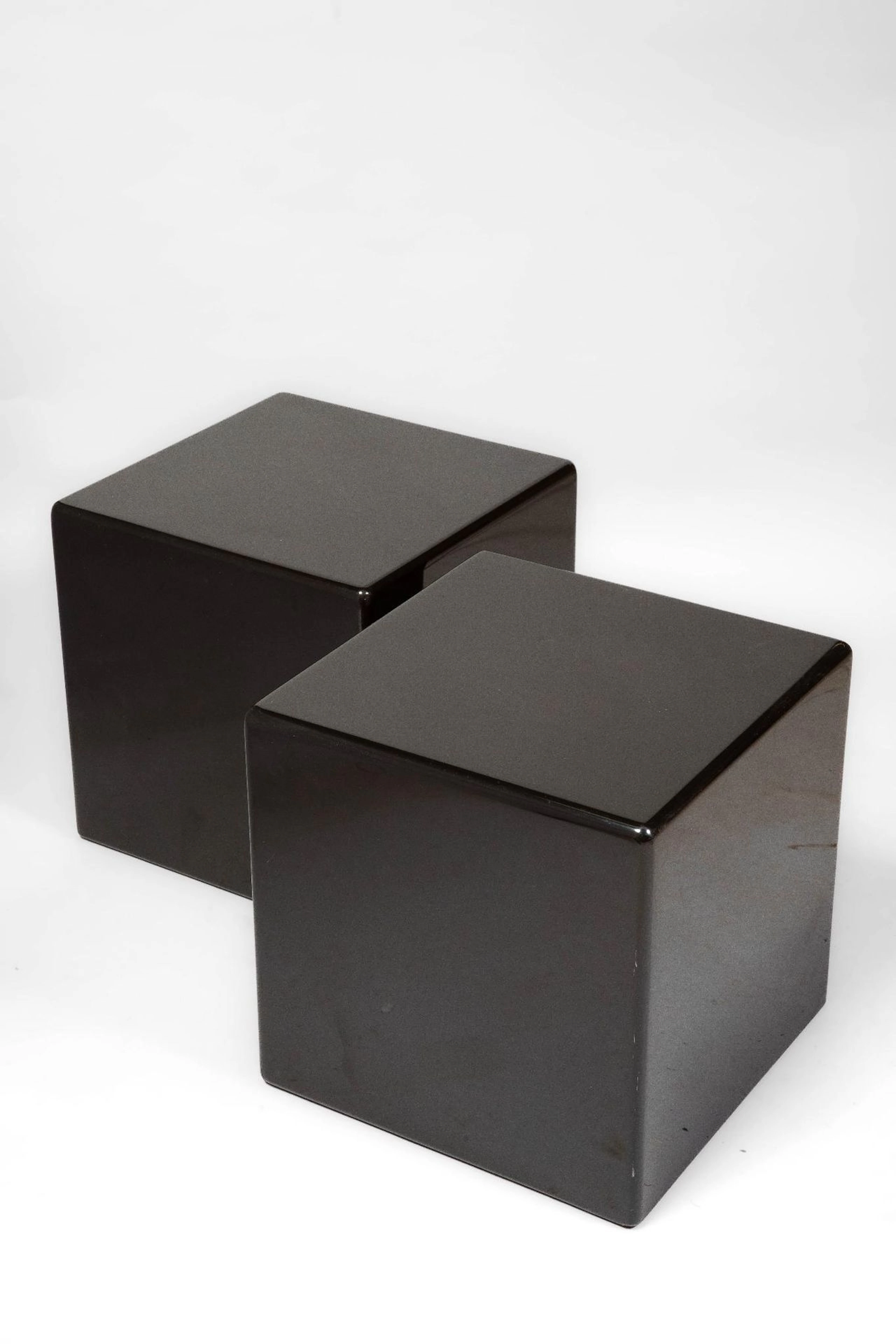Pair of black brown lacquered cubic bedside tables or sofa e - Lot 123