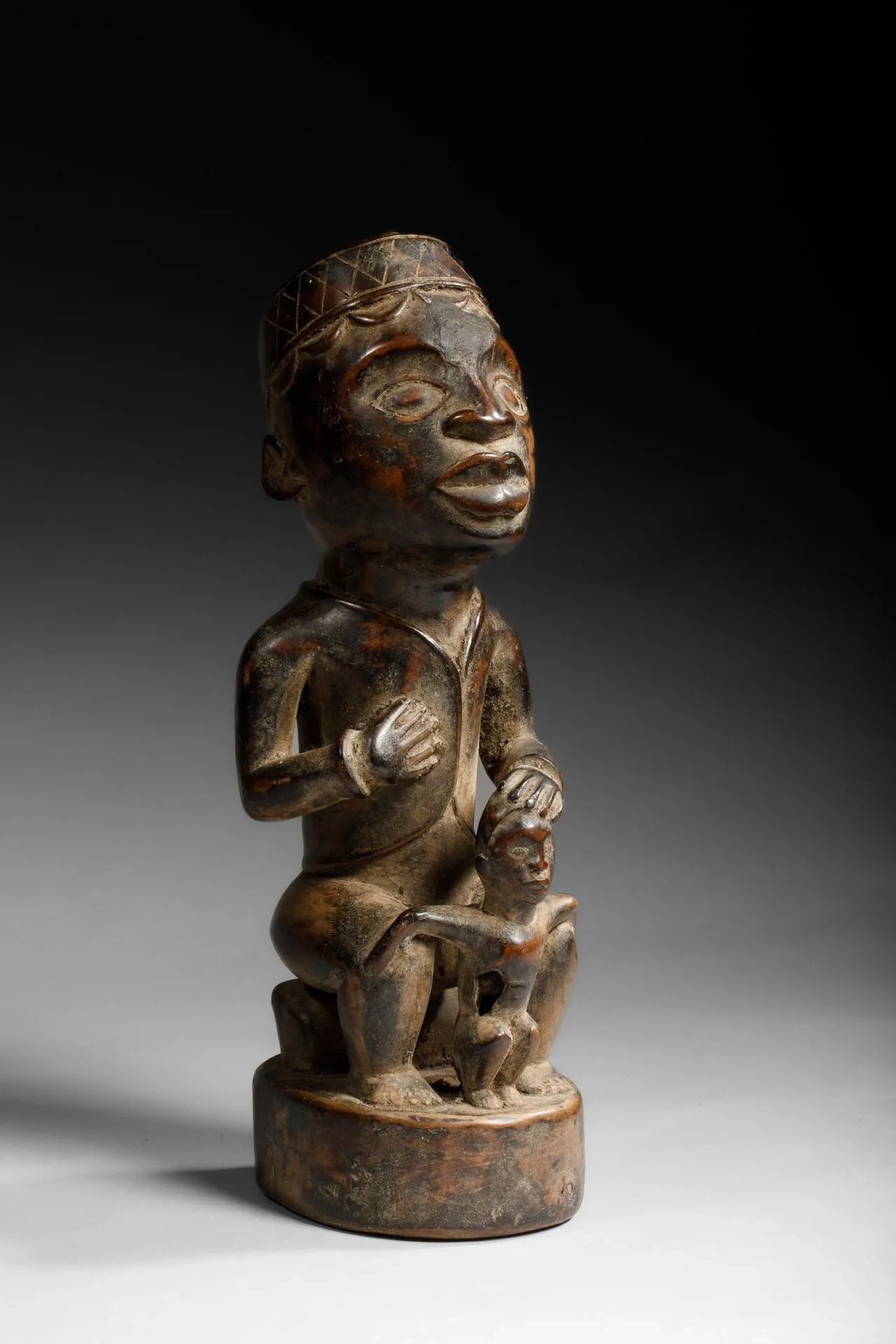 Magnificent and rare figure of a notable presenting his chil - Lot 119