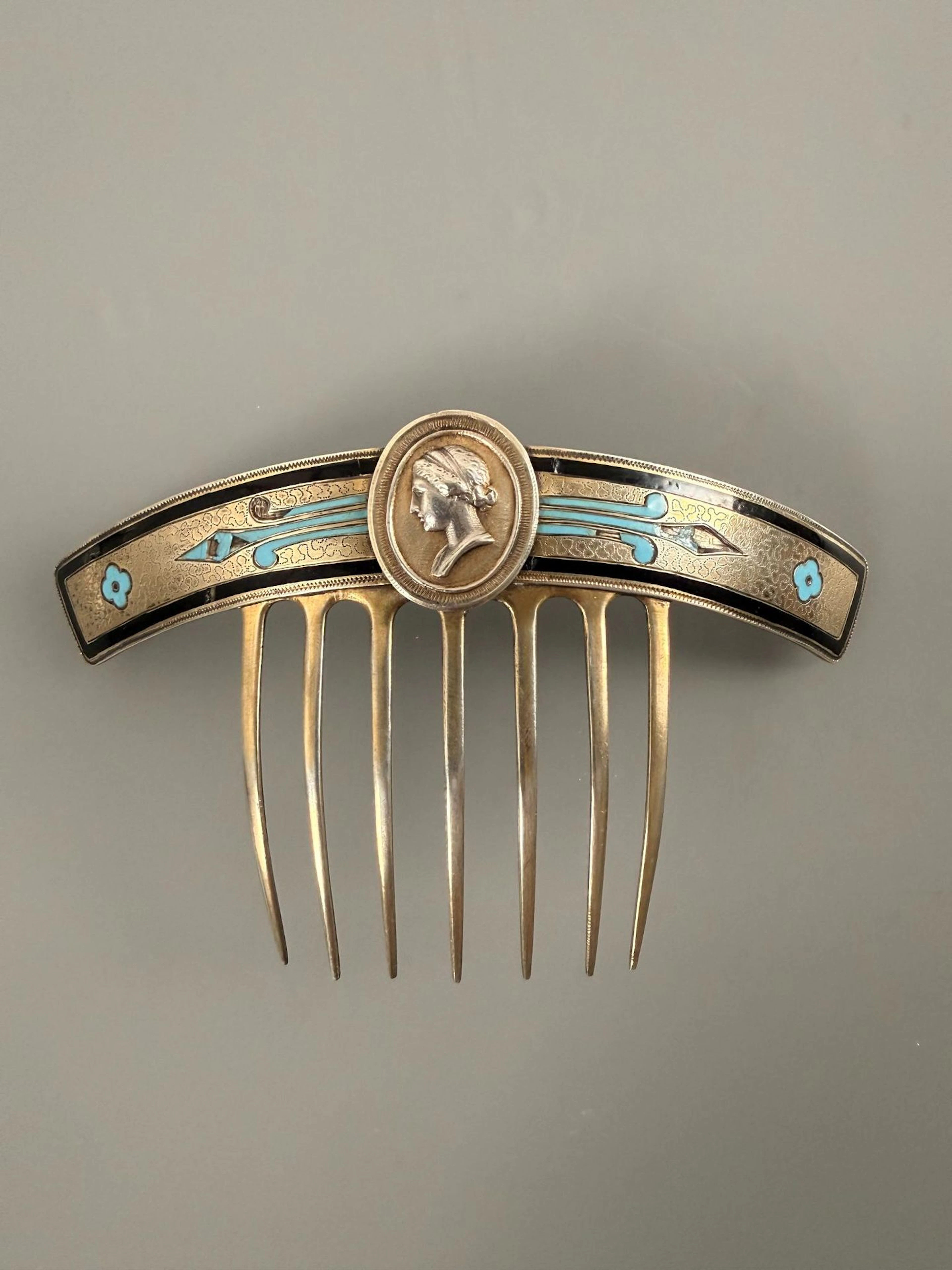 Gilded silver comb adorned with a medallion depicting a woma - Lot 100