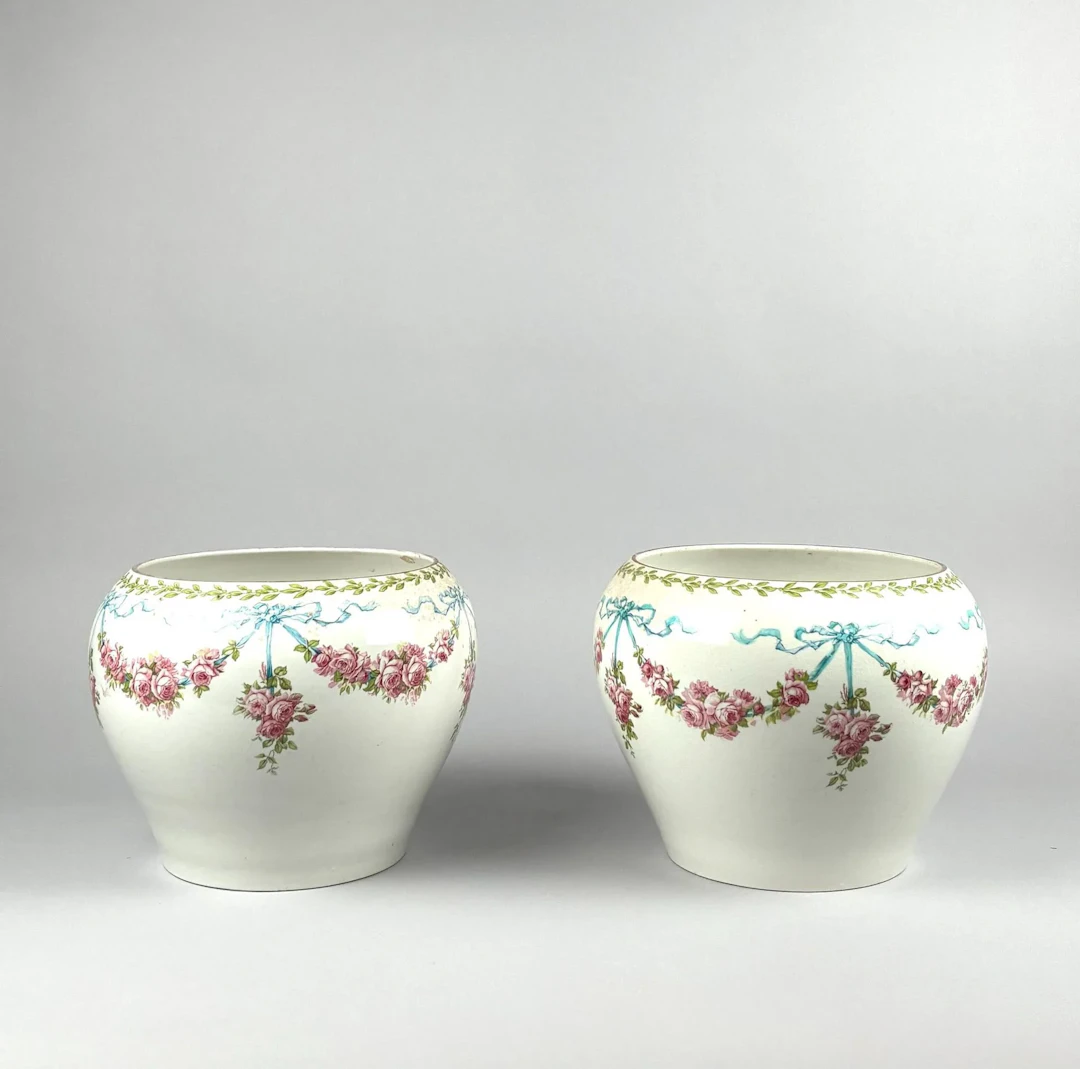 Pair of Louis XVI-style porcelain planters decorated with ga - Lot 54