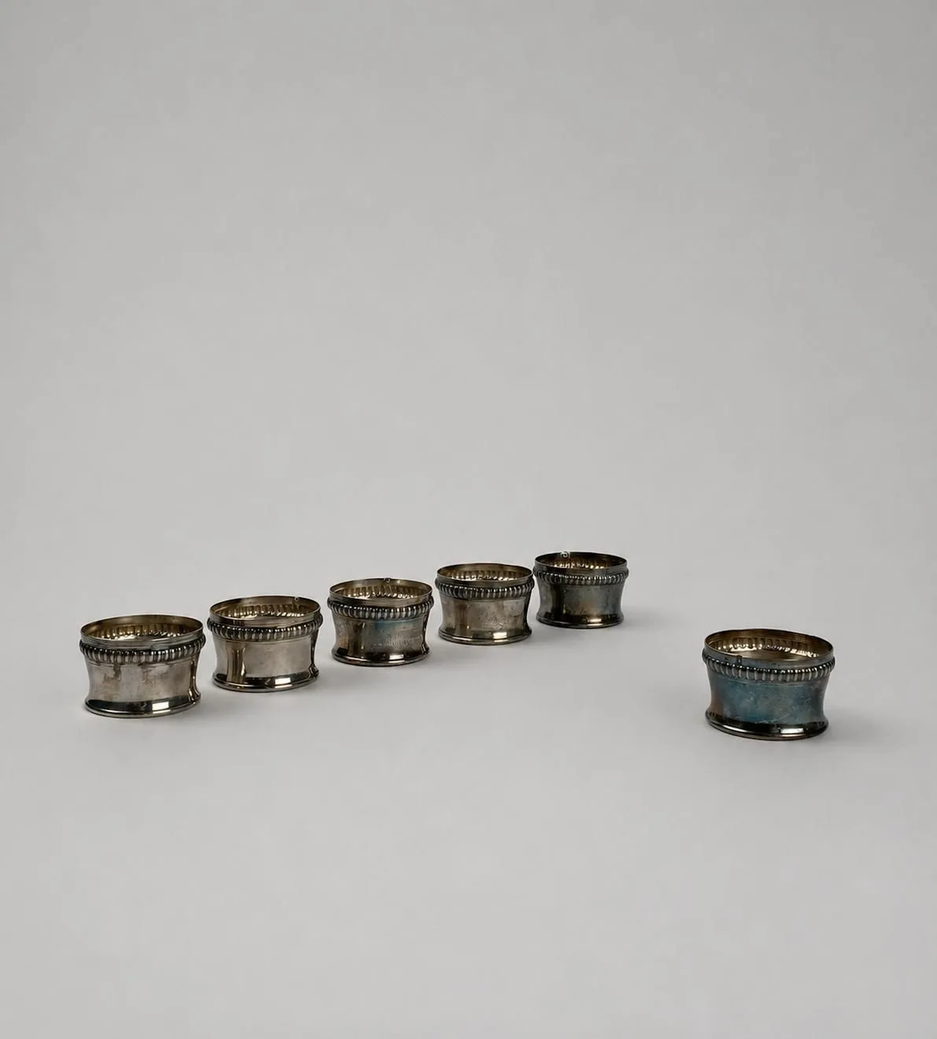 Suite of six napkin rings or mounts in Minerve hallmarked 92 - Lot 317