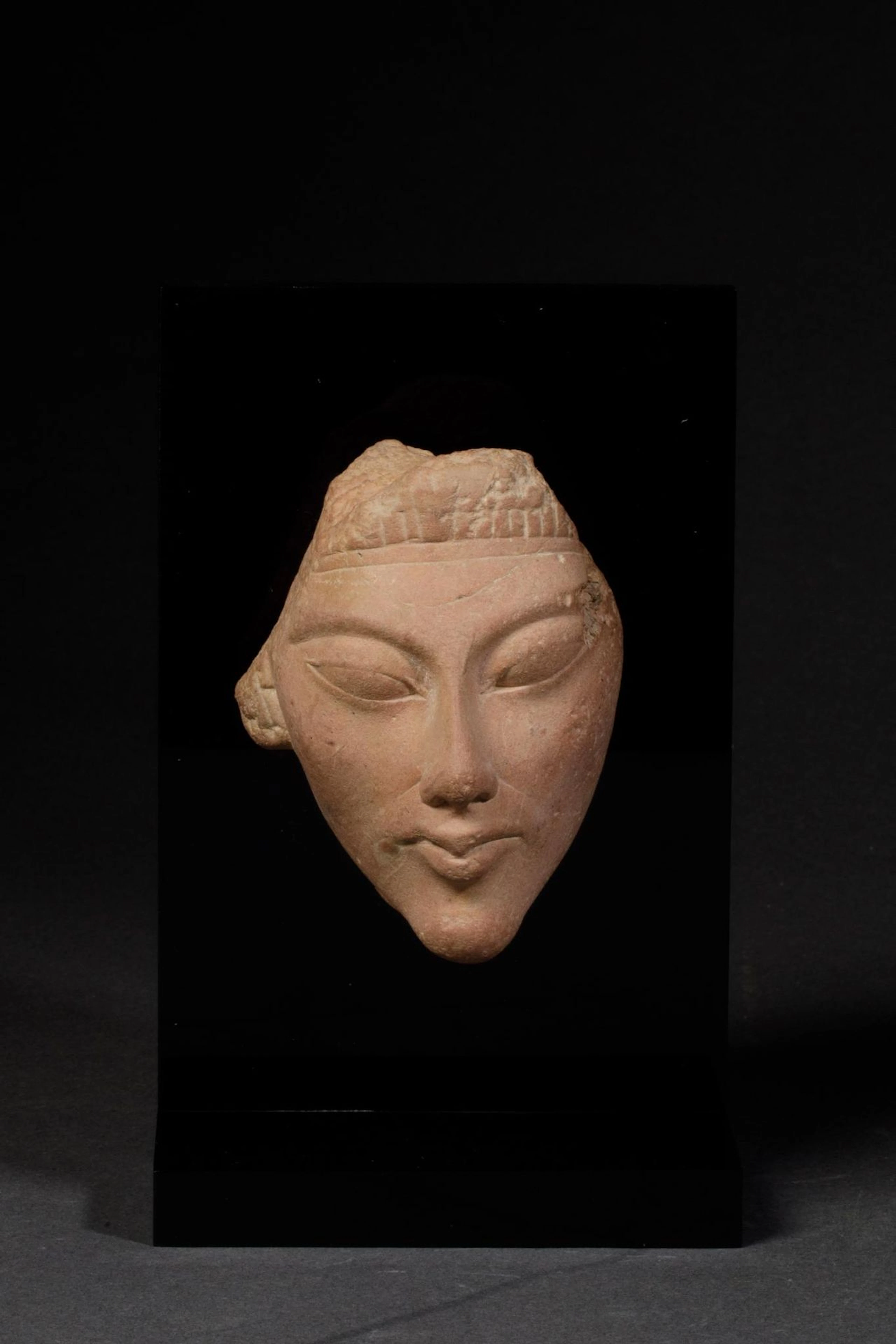 Fragment of an Egyptian sculpture resembling Akhenaten or Am - Lot 142