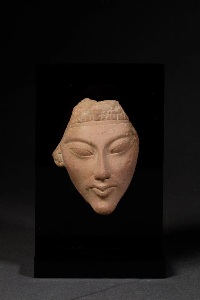 Fragment of an Egyptian sculpture resembling Akhenaten or Am - Lot 142