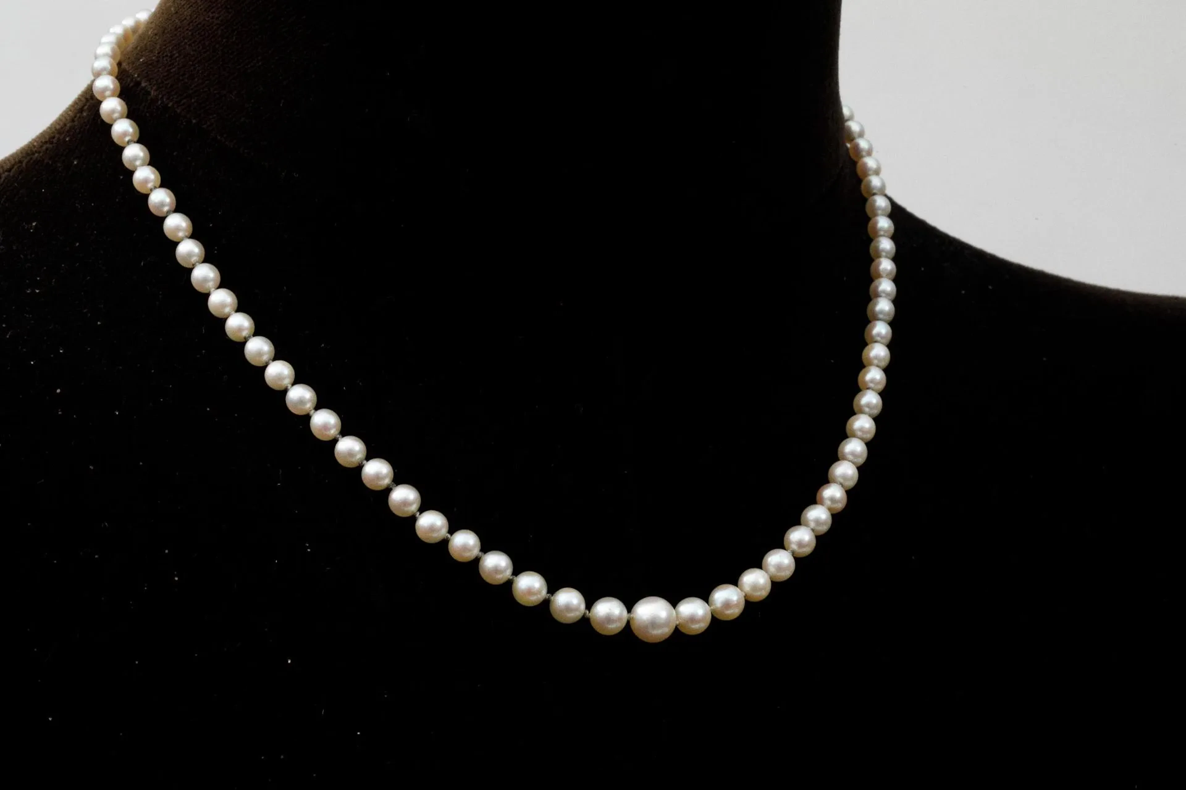 Necklace of pearls in 750 thousandths yellow gold, lobster c - Lot 63