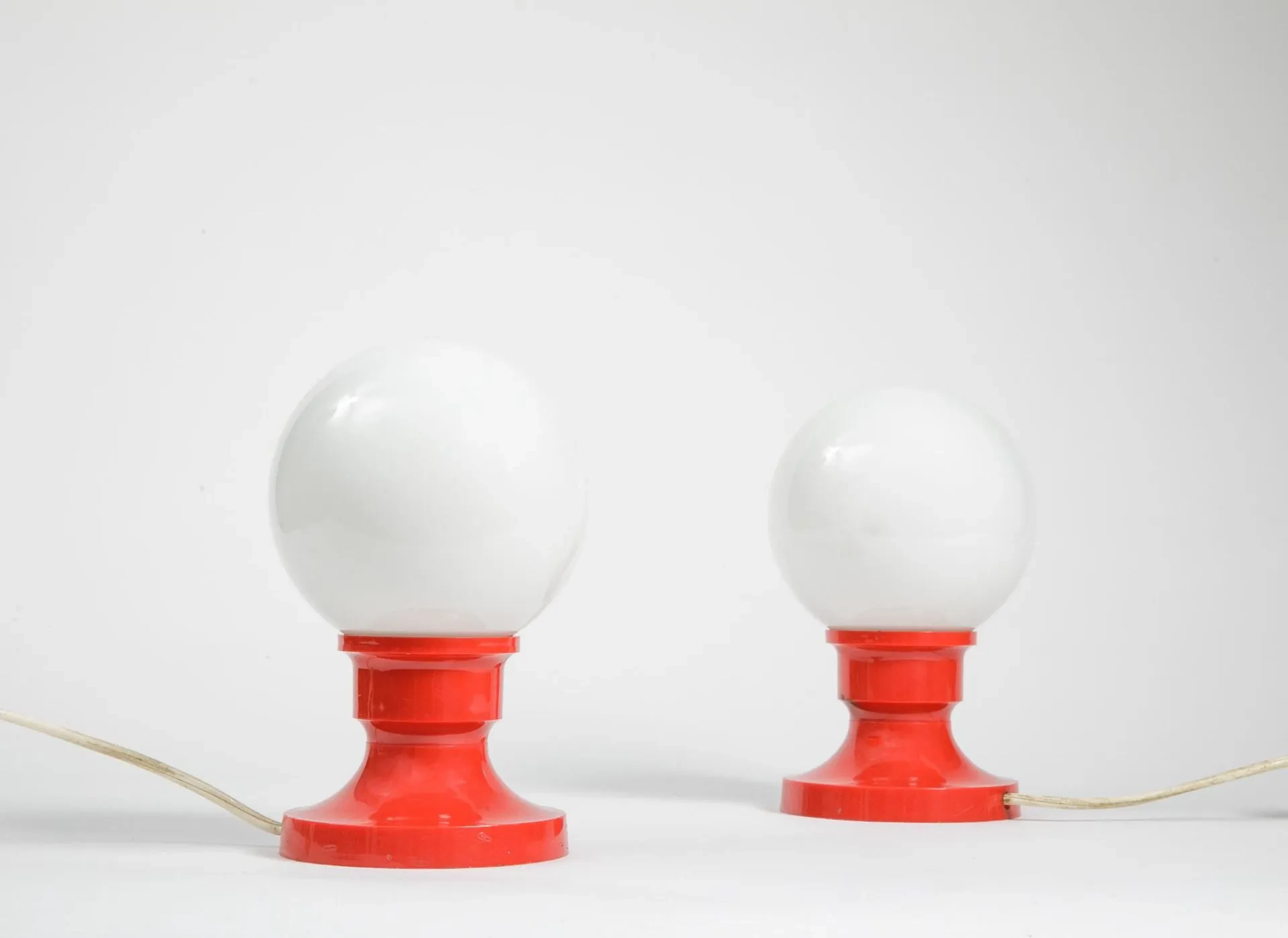 Pair of "Pop Art" lamps in coral-red plastic and white opali - Lot 182