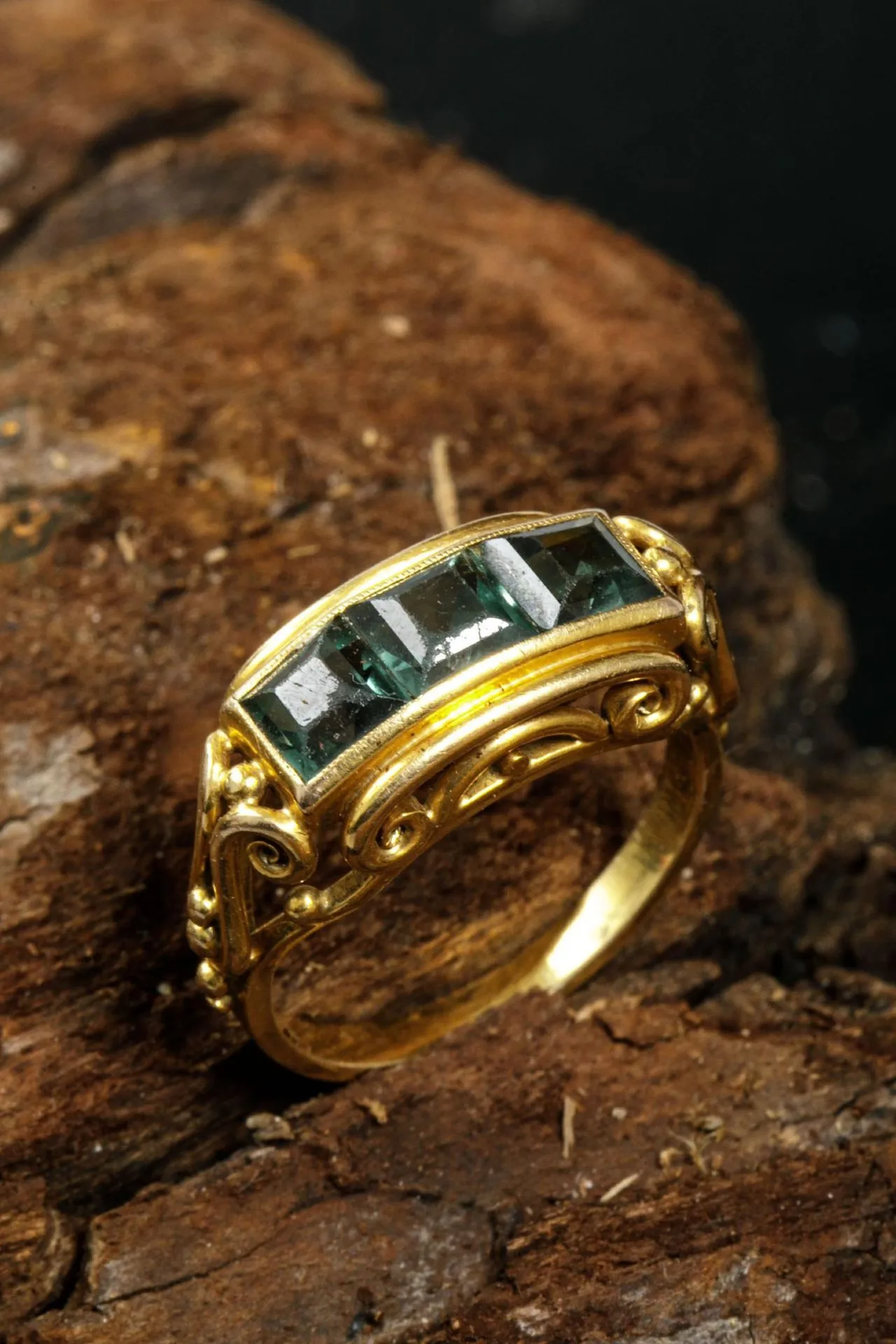 A 333-thousandths yellow gold ring set with three bluish sto - Lot 37