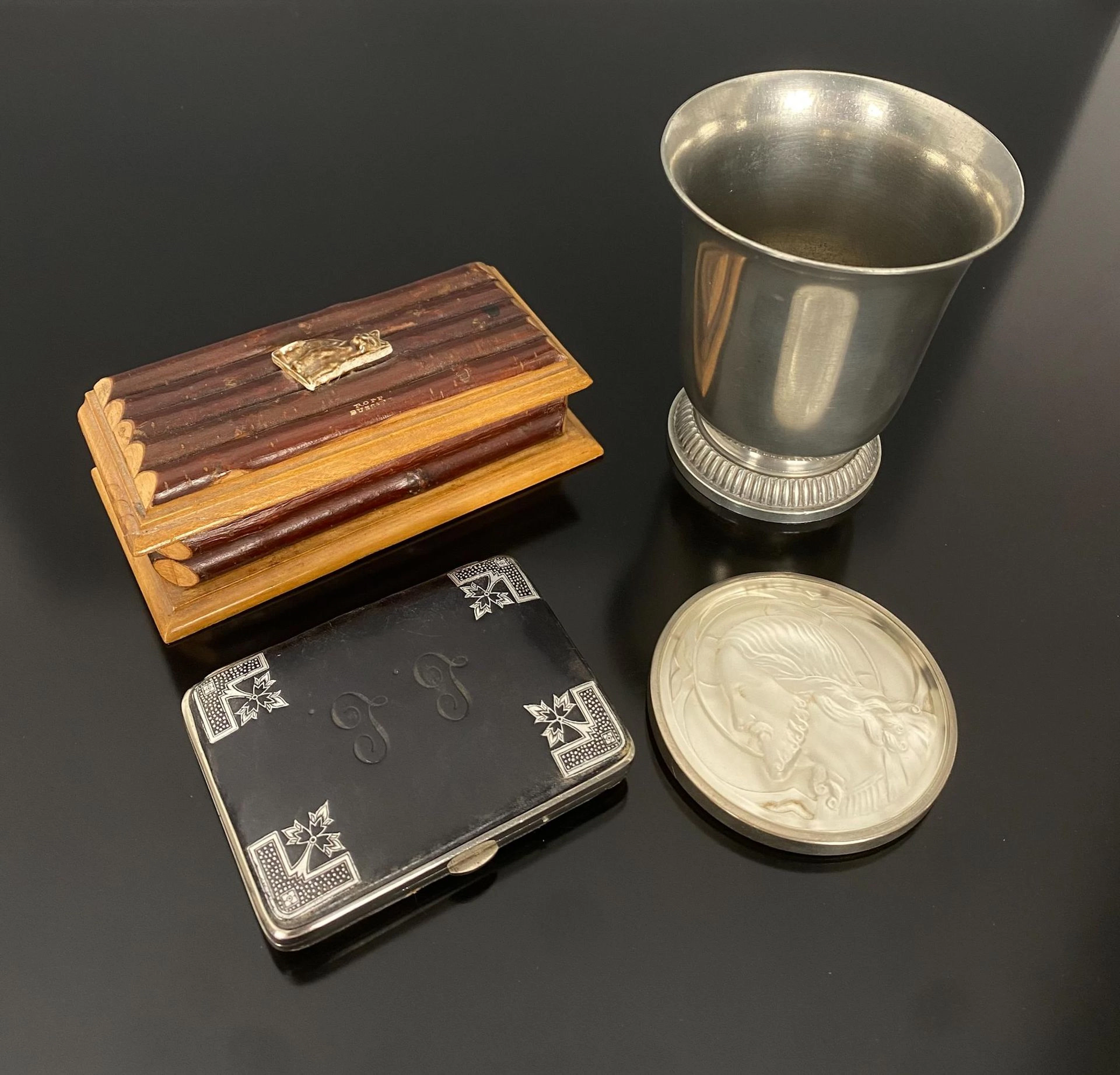 Lot including a pewter tumbler (8 x 8 cm), a black forest-st - Lot 477