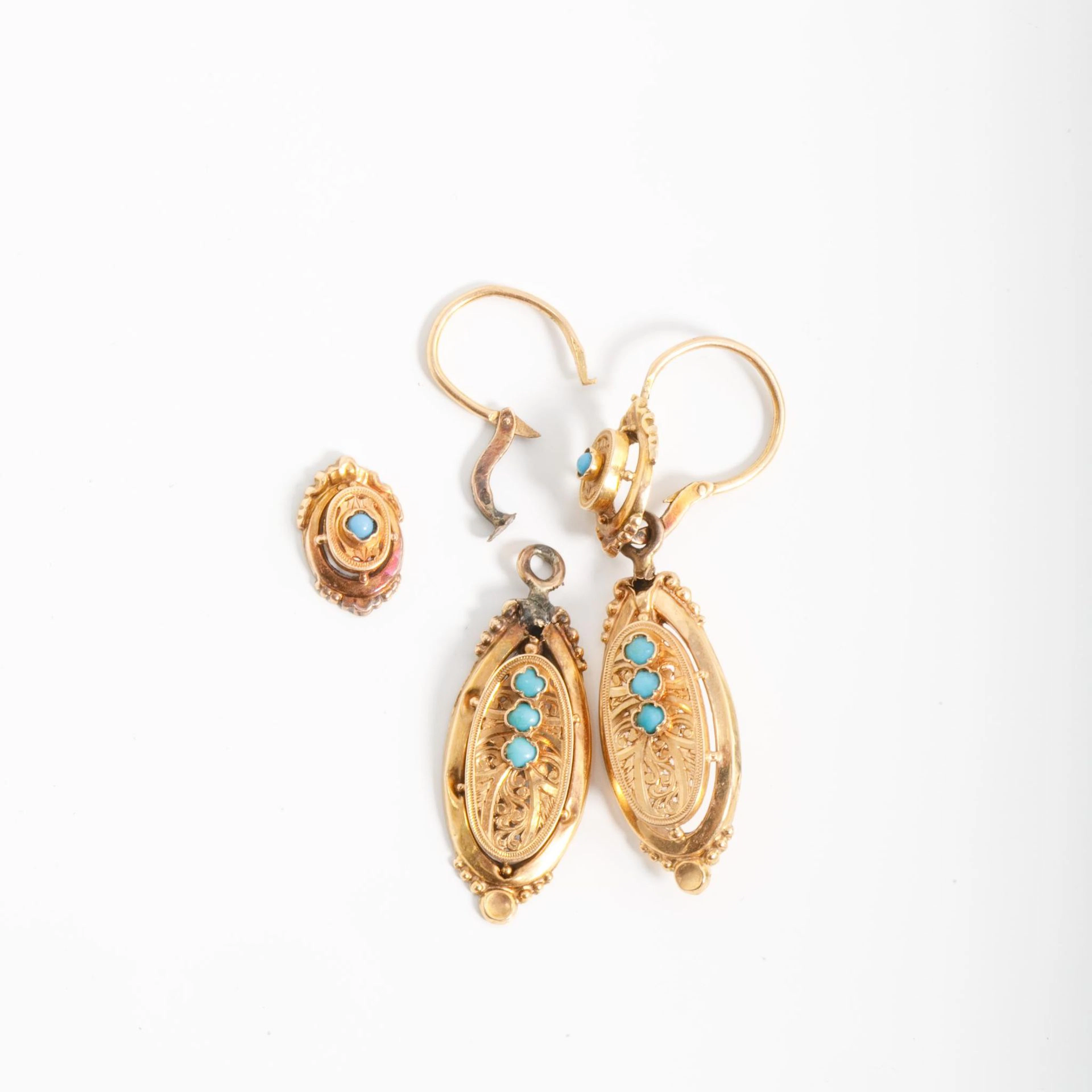 Pair of 750-thousandths yellow gold earrings (eagle-head hal - Lot 21