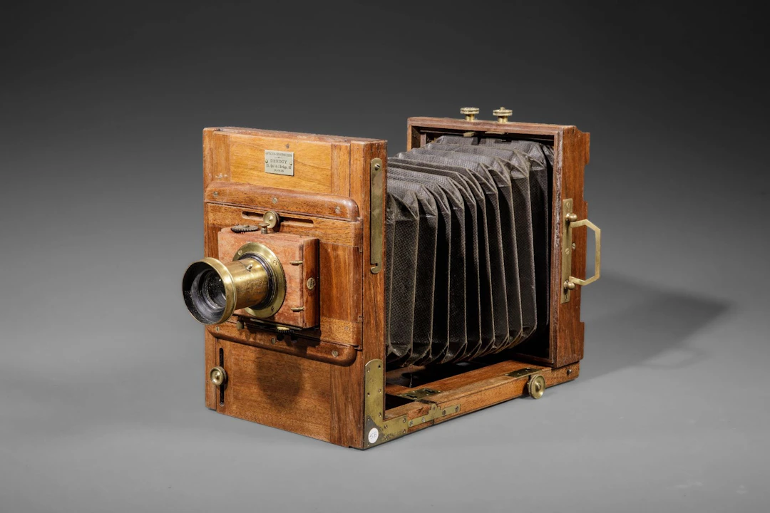 In the suitcase, two wooden view cameras. - Lot 44