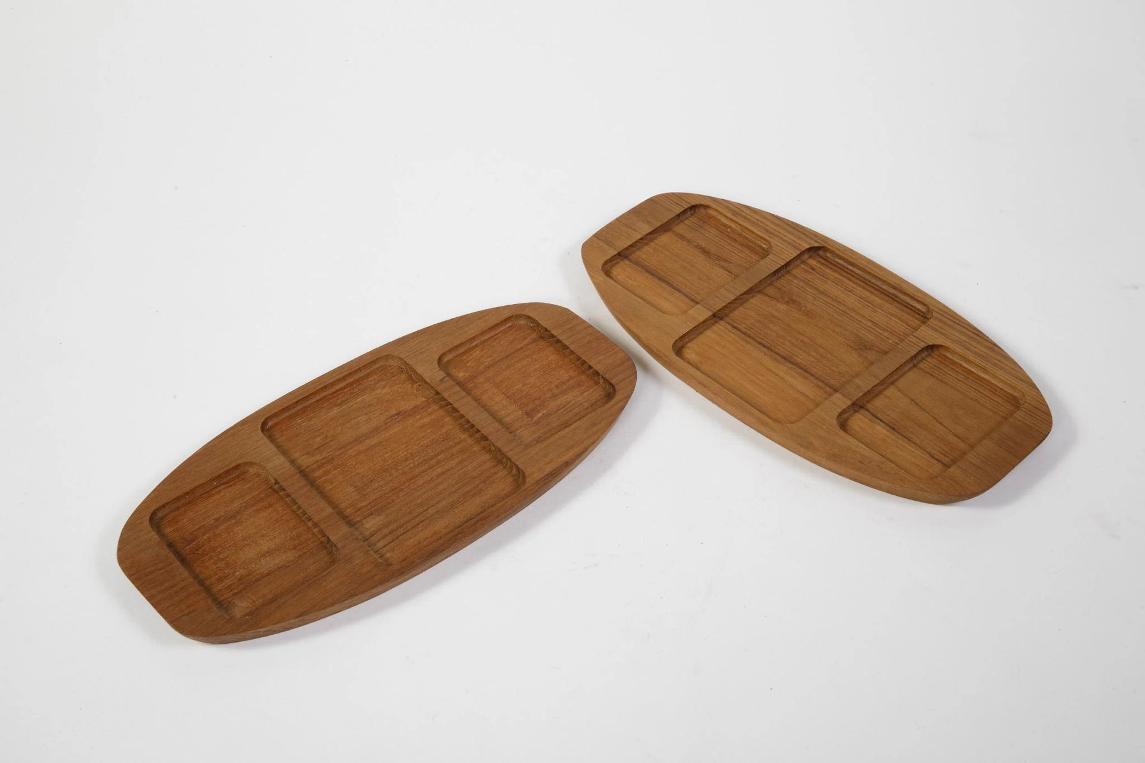 Two teak trays that can be used as appetizer displays - Lot 92