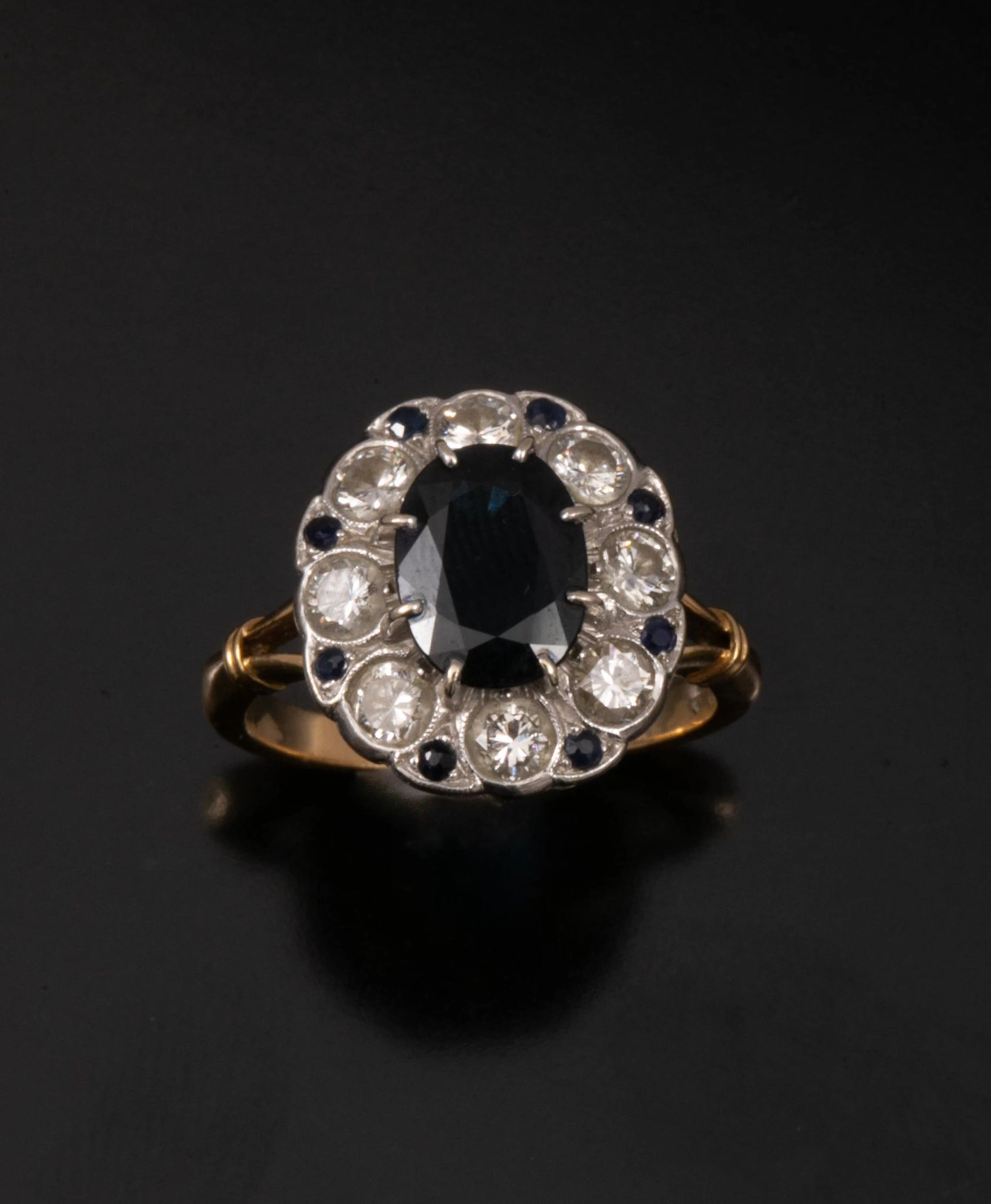 Bague pompadour 2 tons d'or, ornée - Lot 59