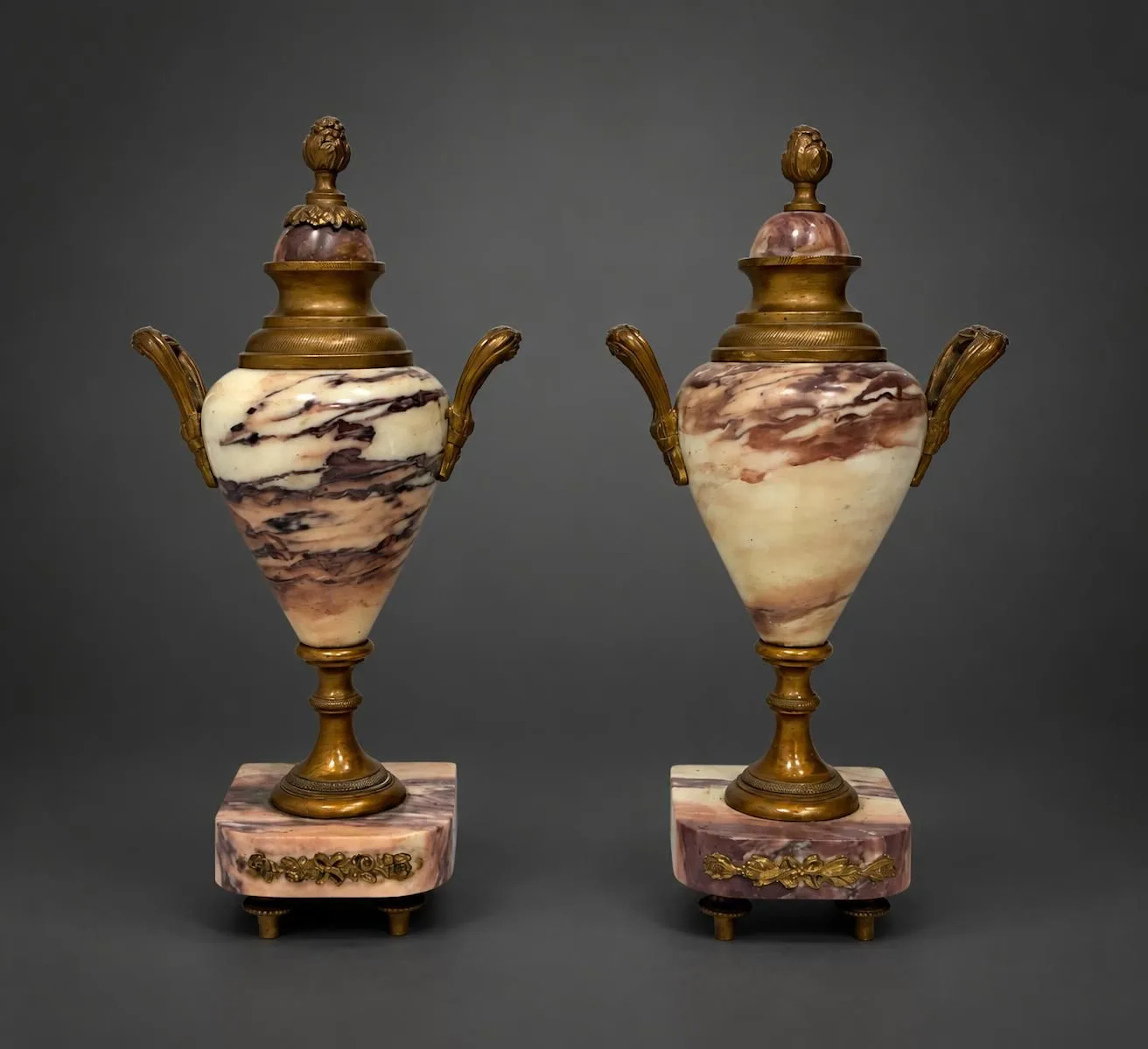 Pair of pink marble and gilded brass cassolettes, with a squ - Lot 156