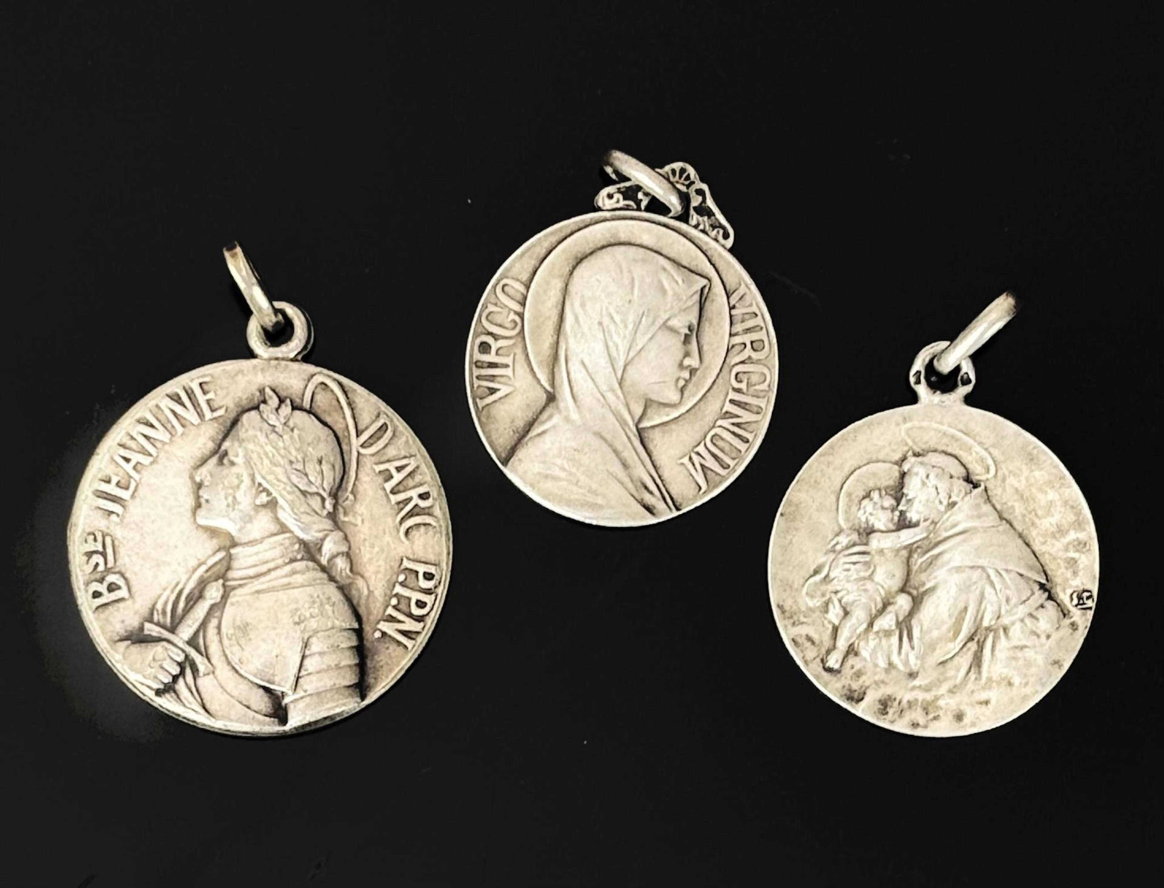 Set of three silver-plated medals depicting Christ in the ar - Lot 18