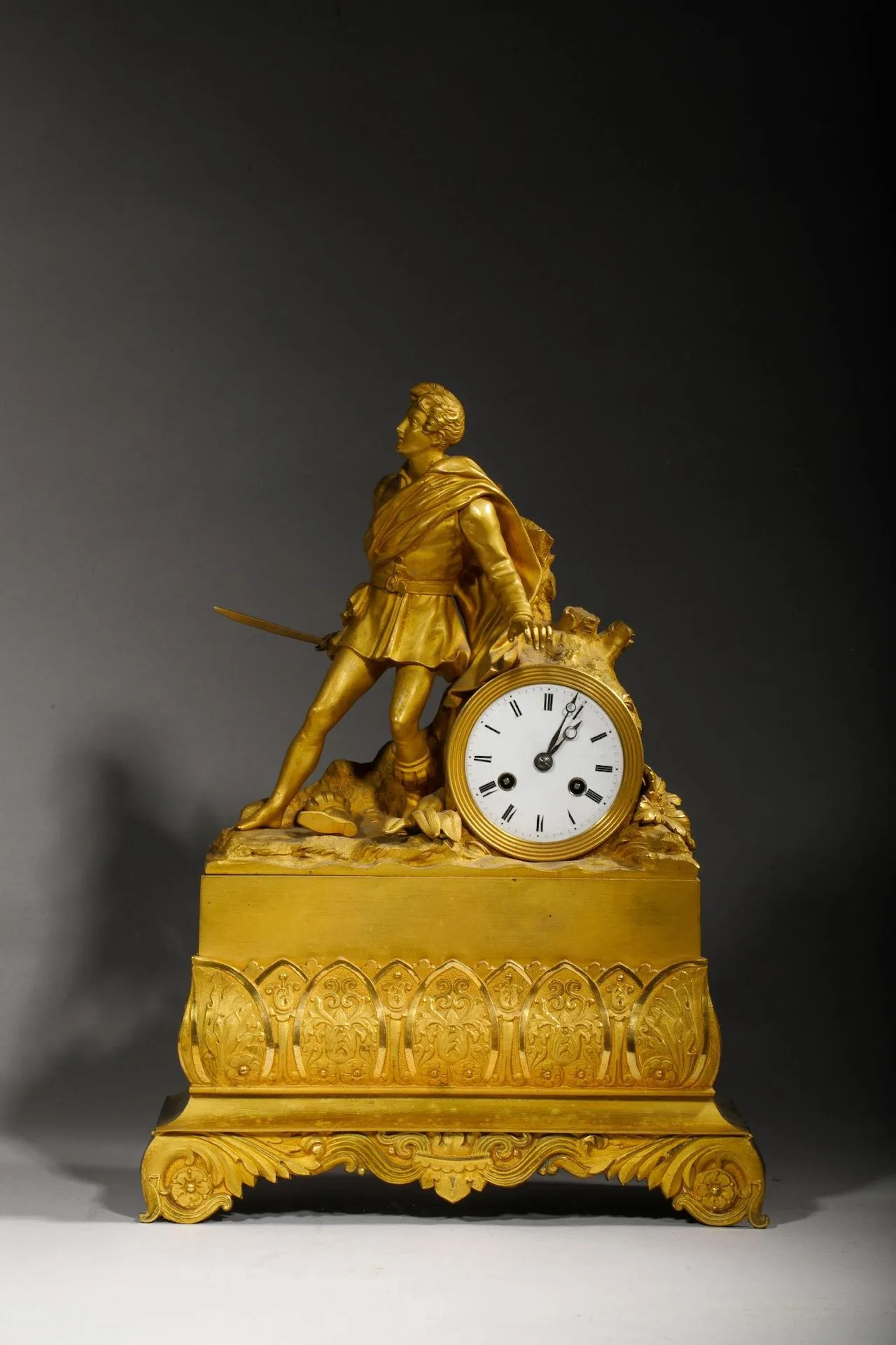 Gilt bronze clock depicting a man with a sword who has lost - Lot 162