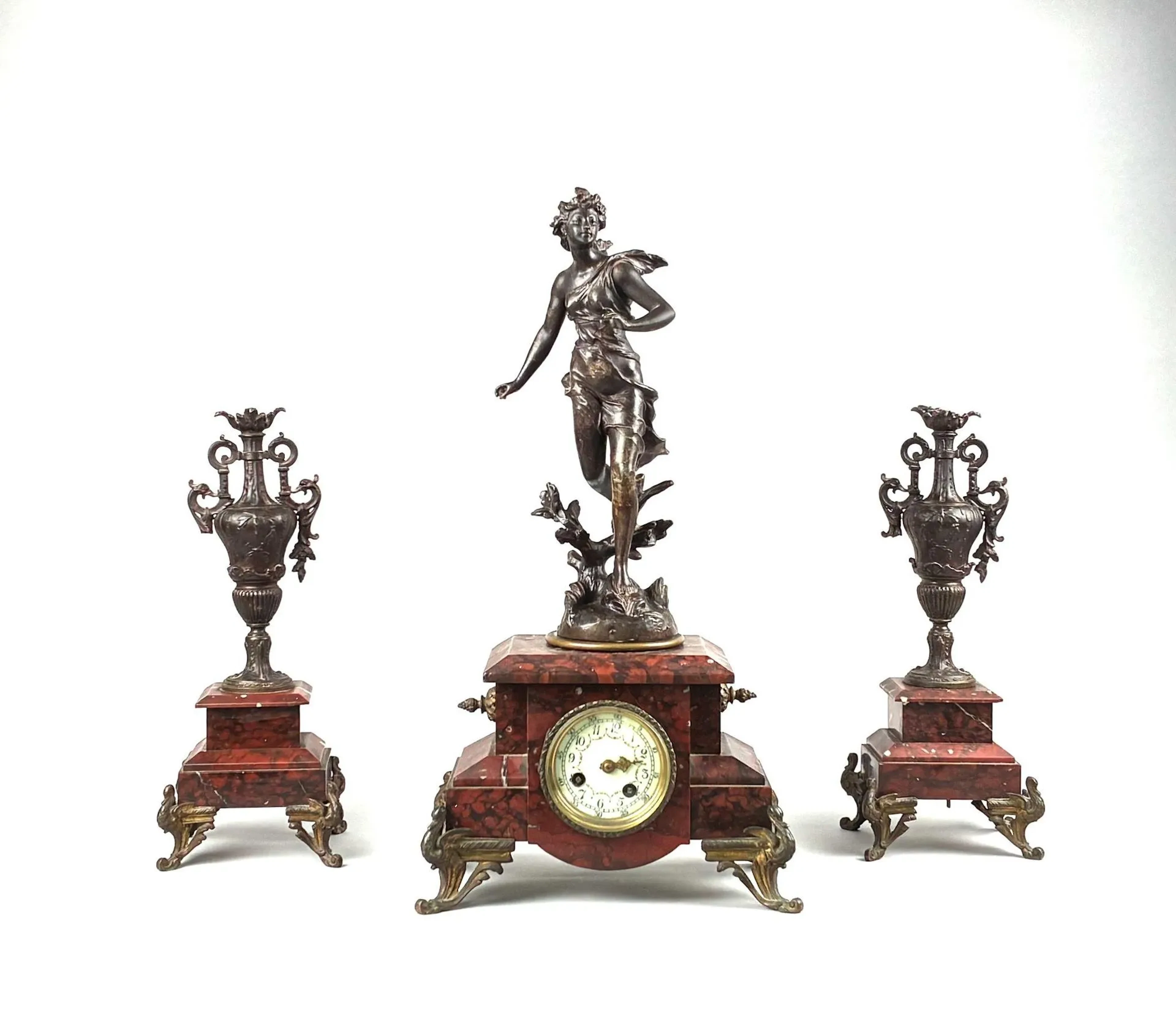 Red marble mantel set composed of a clock surmounted by a re - Lot 22