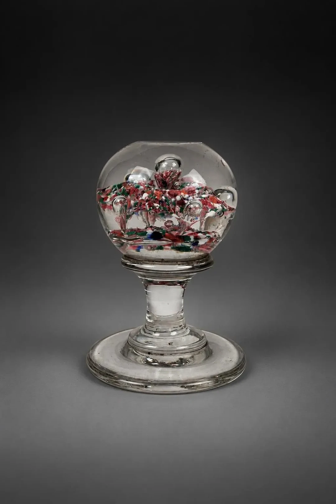 A crystal paperweight mounted on a pedestal - Lot 101