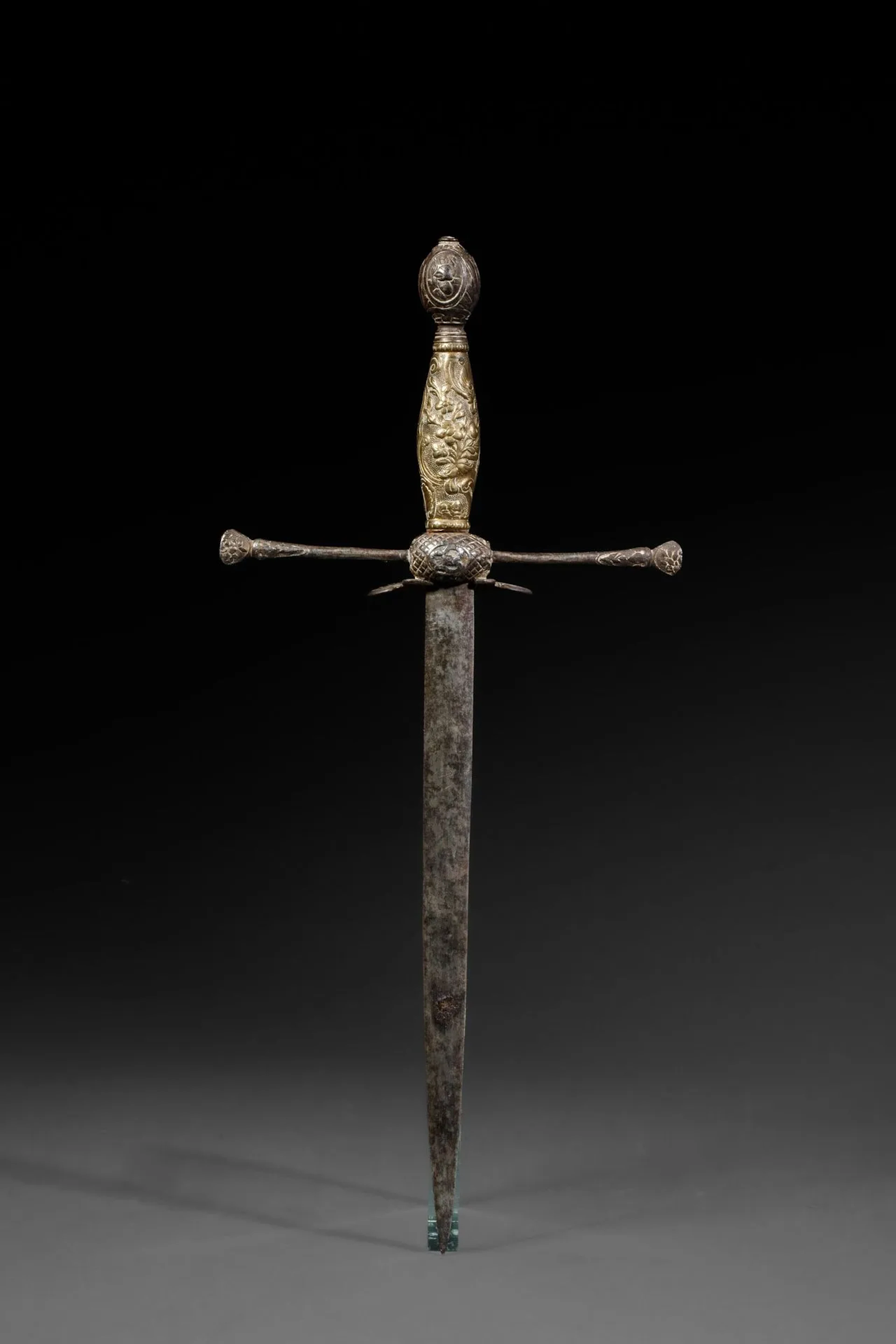Silver-plated cavalry dagger with a finely crafted, repoussé - Lot 301