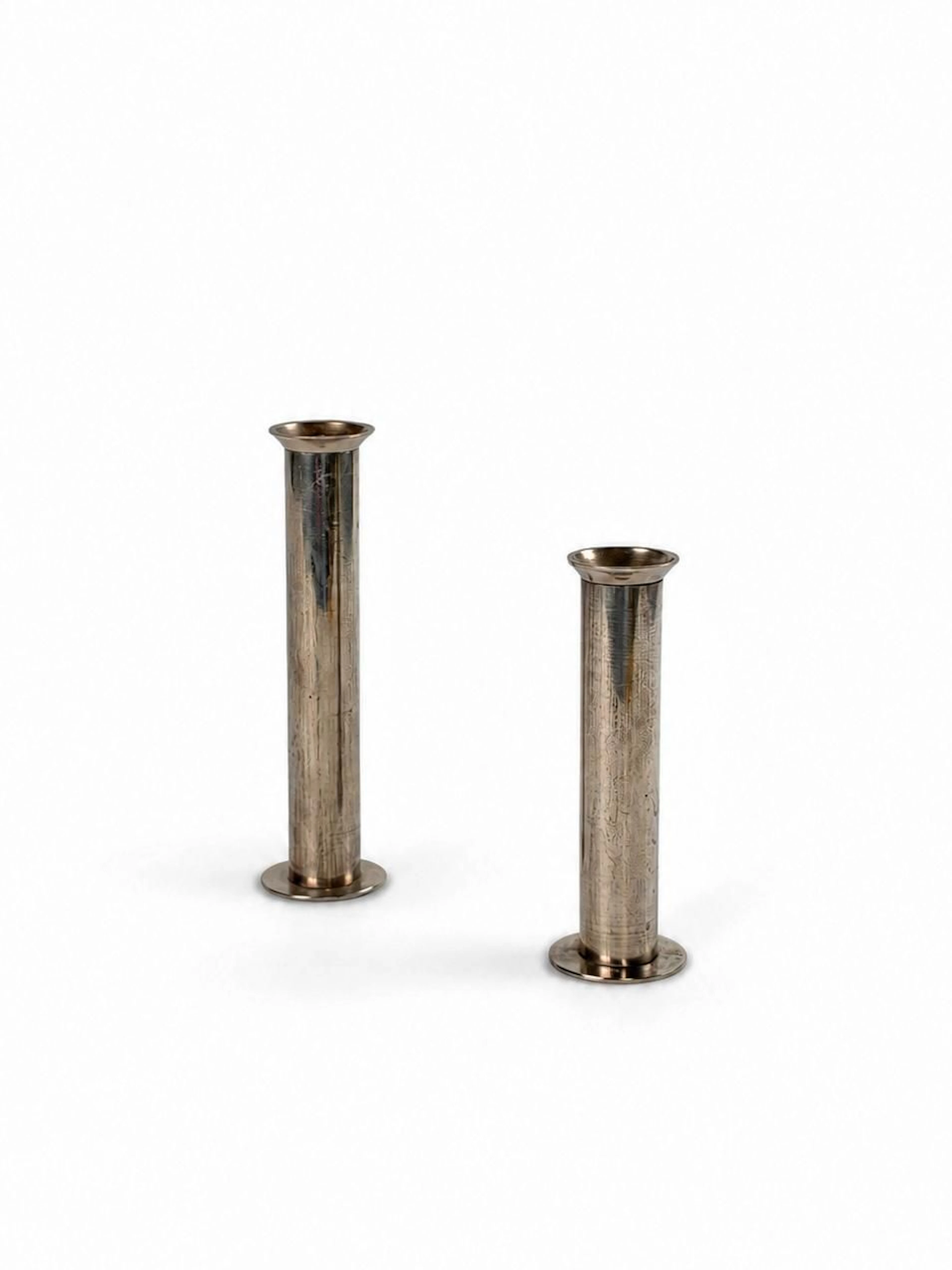 Pair of minimalist, modernist candlesticks made of chrome-pl - Lot 77