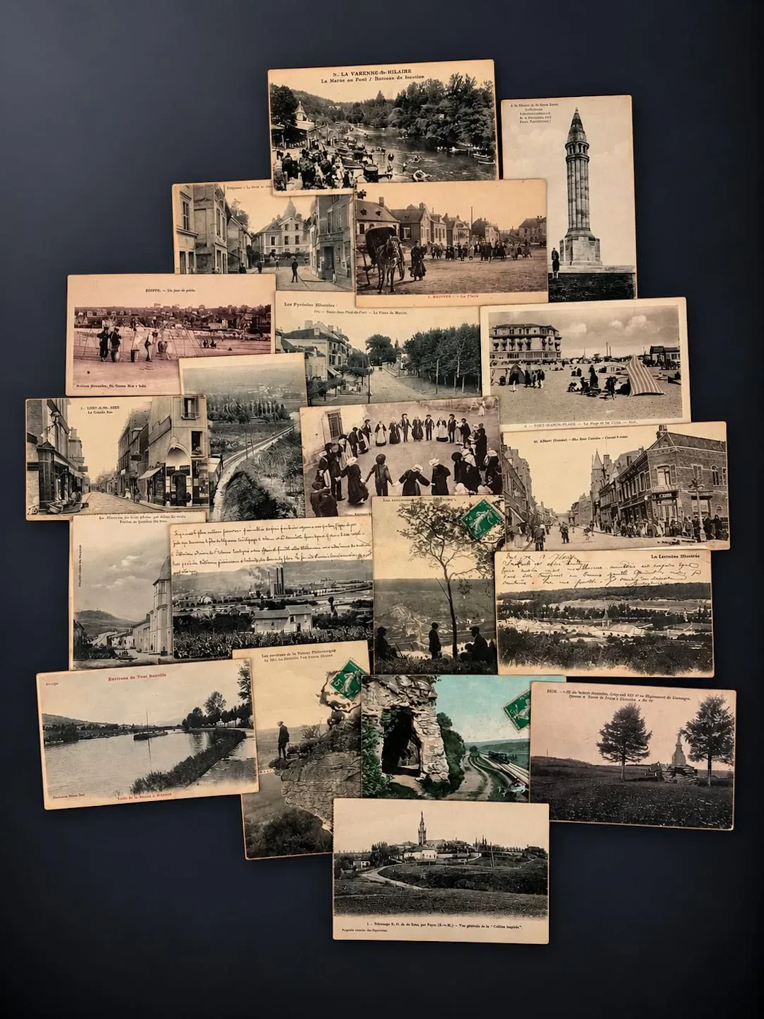 A box of postcards containing approximately 550 cards on var - Lot 113