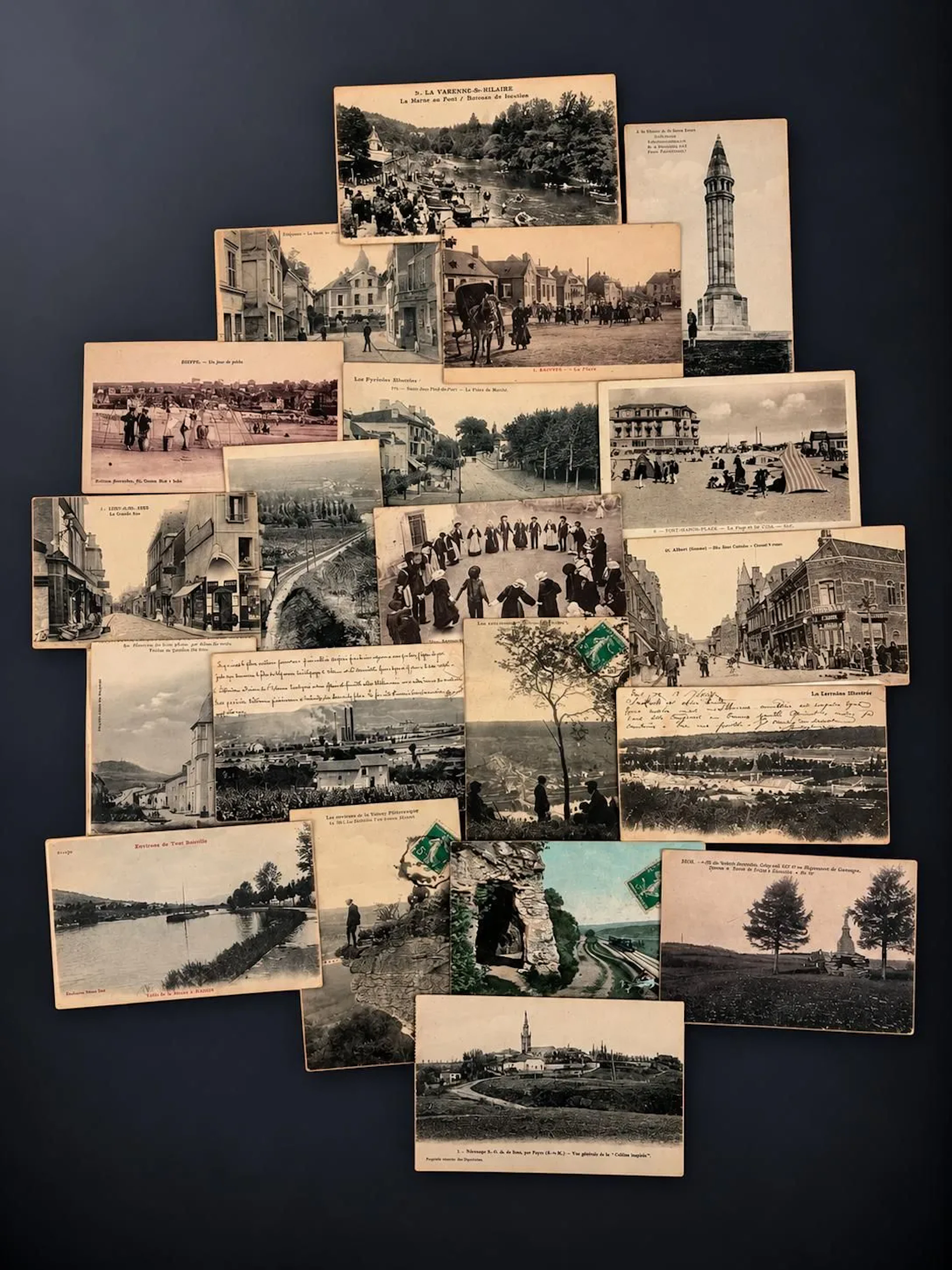A box of postcards containing approximately 550 cards on var - Lot 113