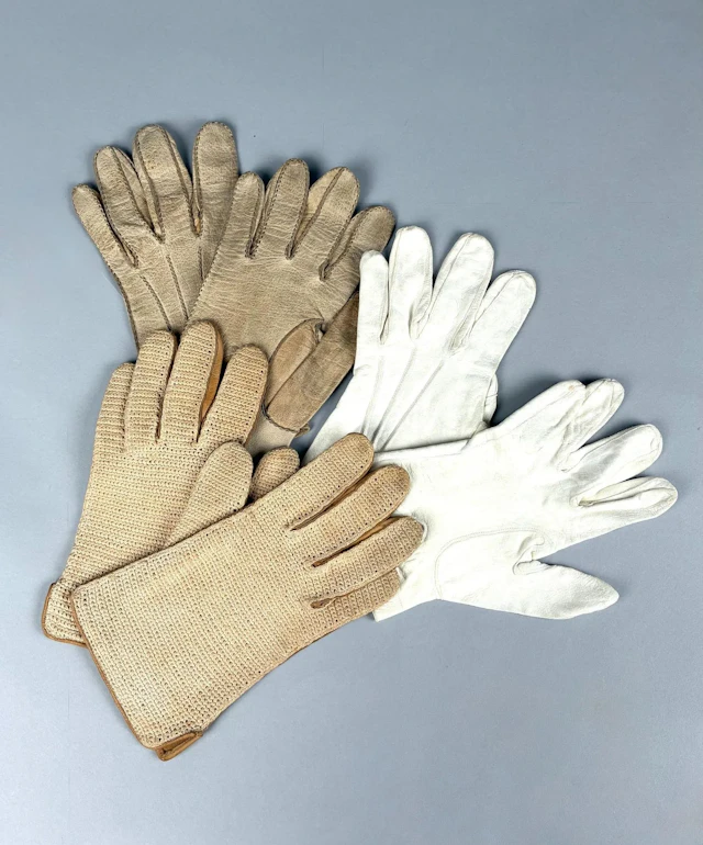 Set of three pairs of leather gloves: - Lot 147