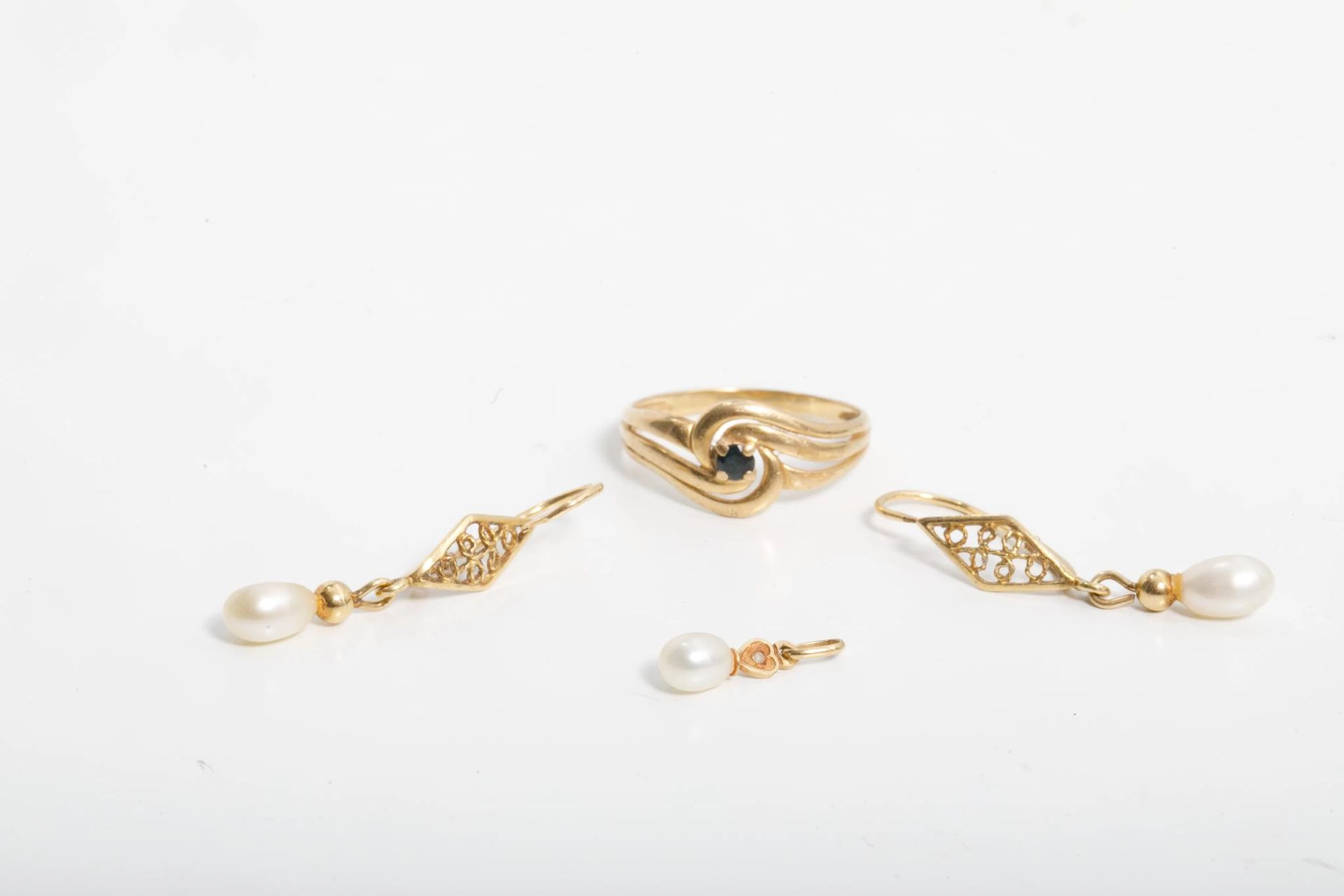 Set consisting of a yellow gold swirl ring, a pair of pearl - Lot 65