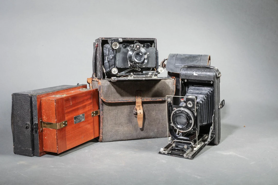 Assortment of various cameras. Zeiss Ikon Nuxe 551/6 camera - Lot 58
