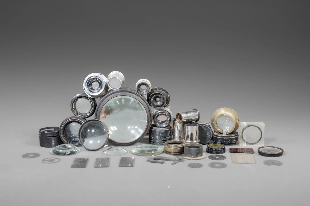 In a box, a set of various lenses and glass elements, includ - Lot 96