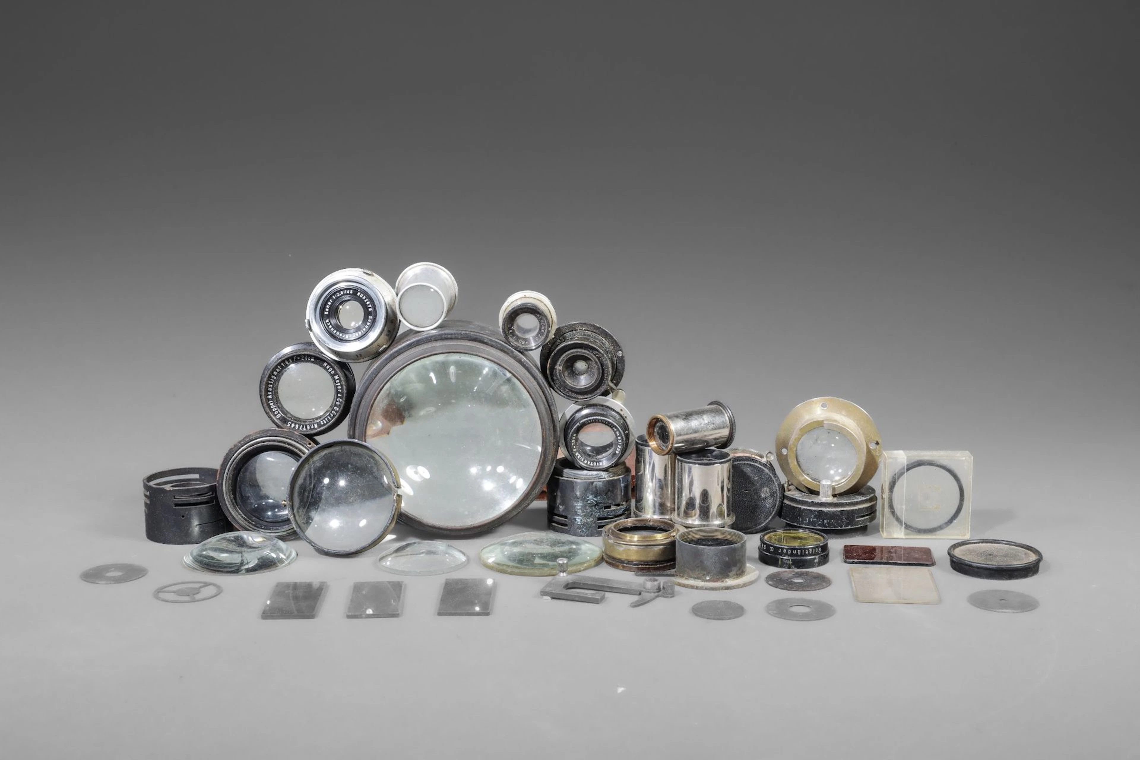 In a box, a set of various lenses and glass elements, includ - Lot 96