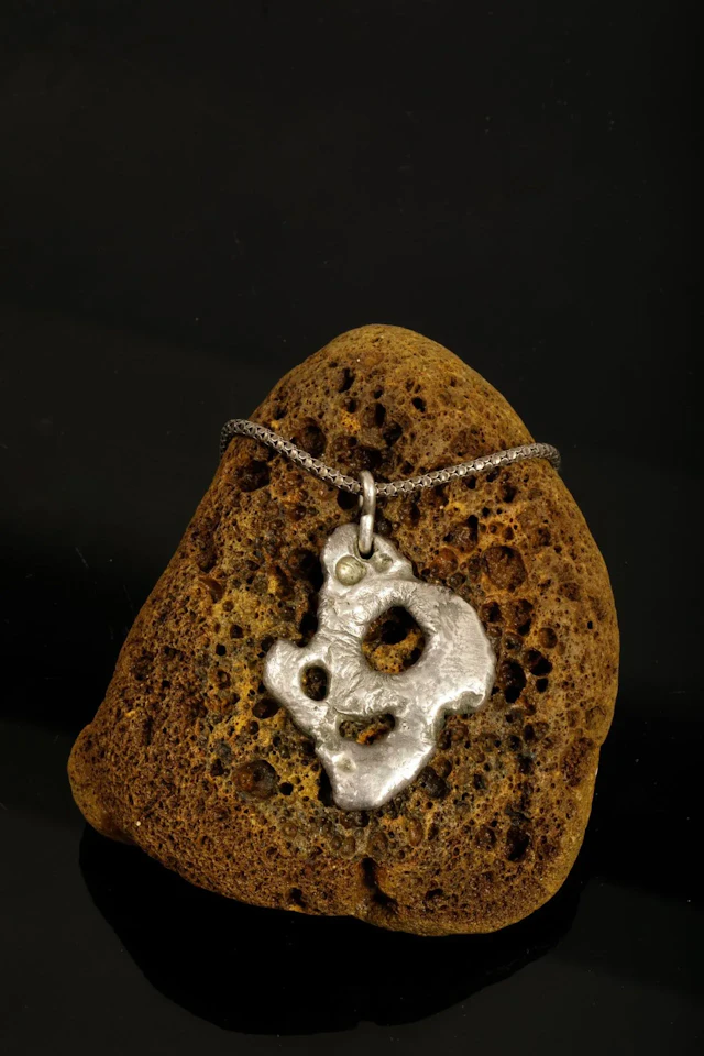 Silver necklace with free-form pendant - Lot 71