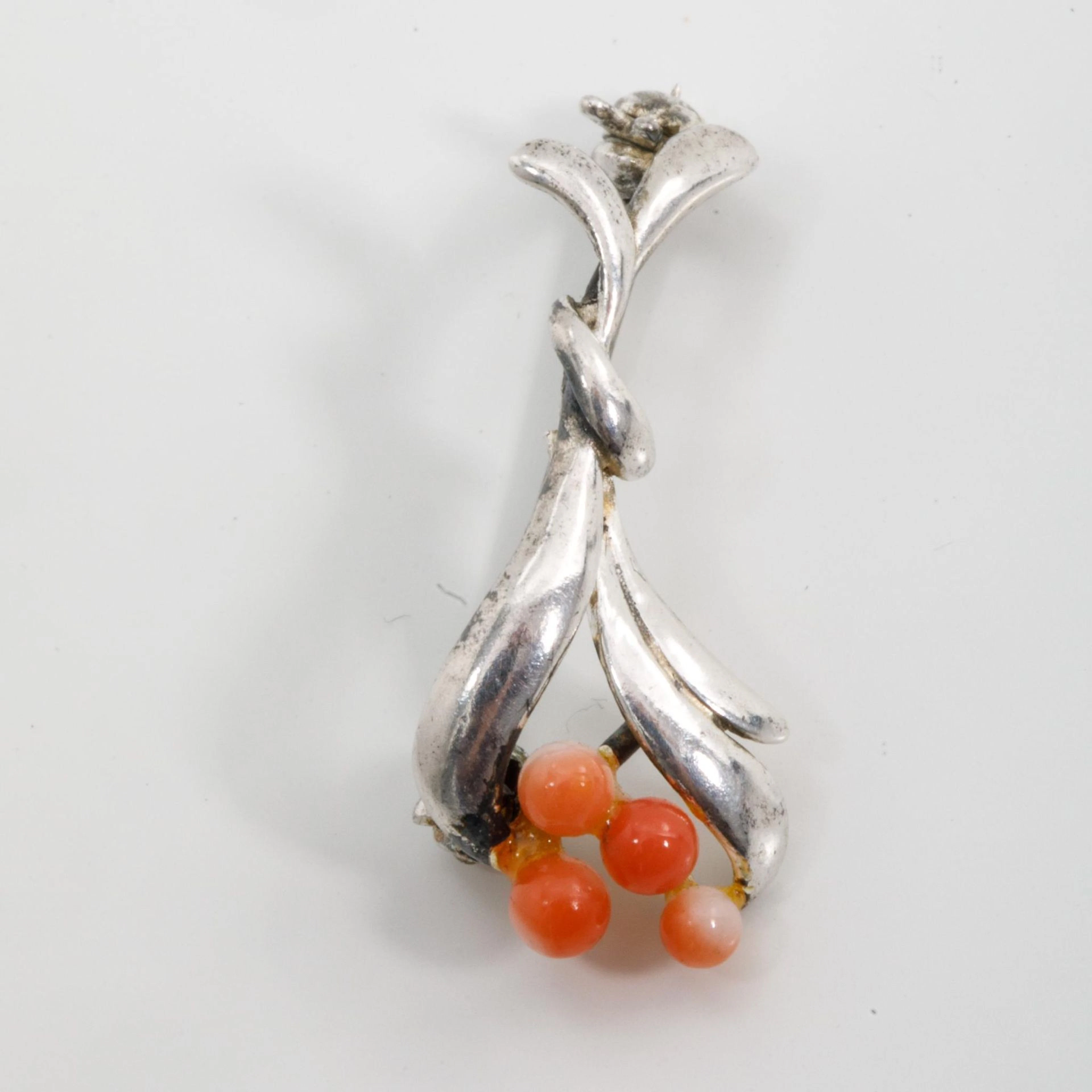 Small silver pin brooch featuring a flowering branch finishe - Lot 73
