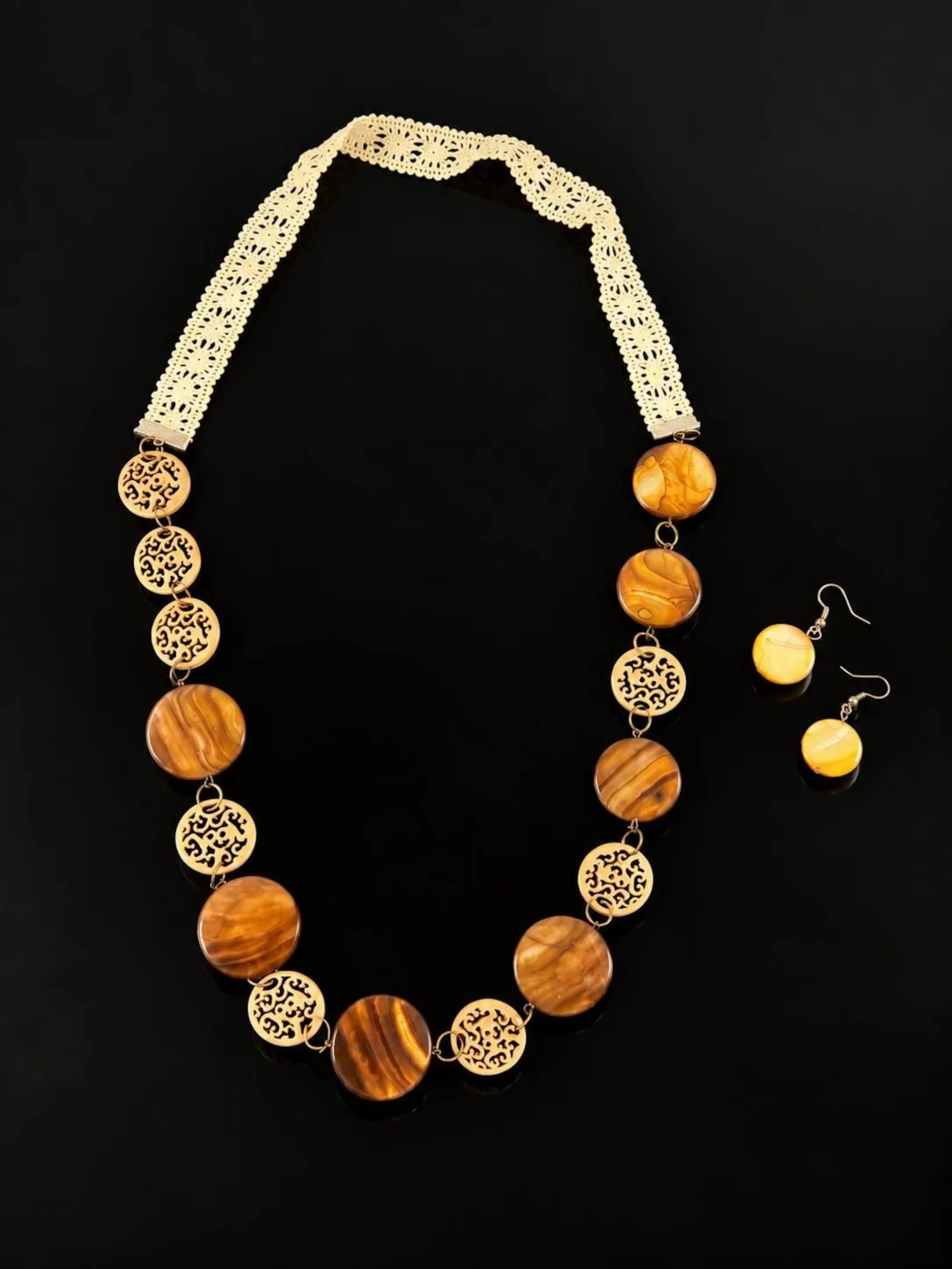 Long necklace with embroidery featuring mother-of-pearl bead - Lot 138
