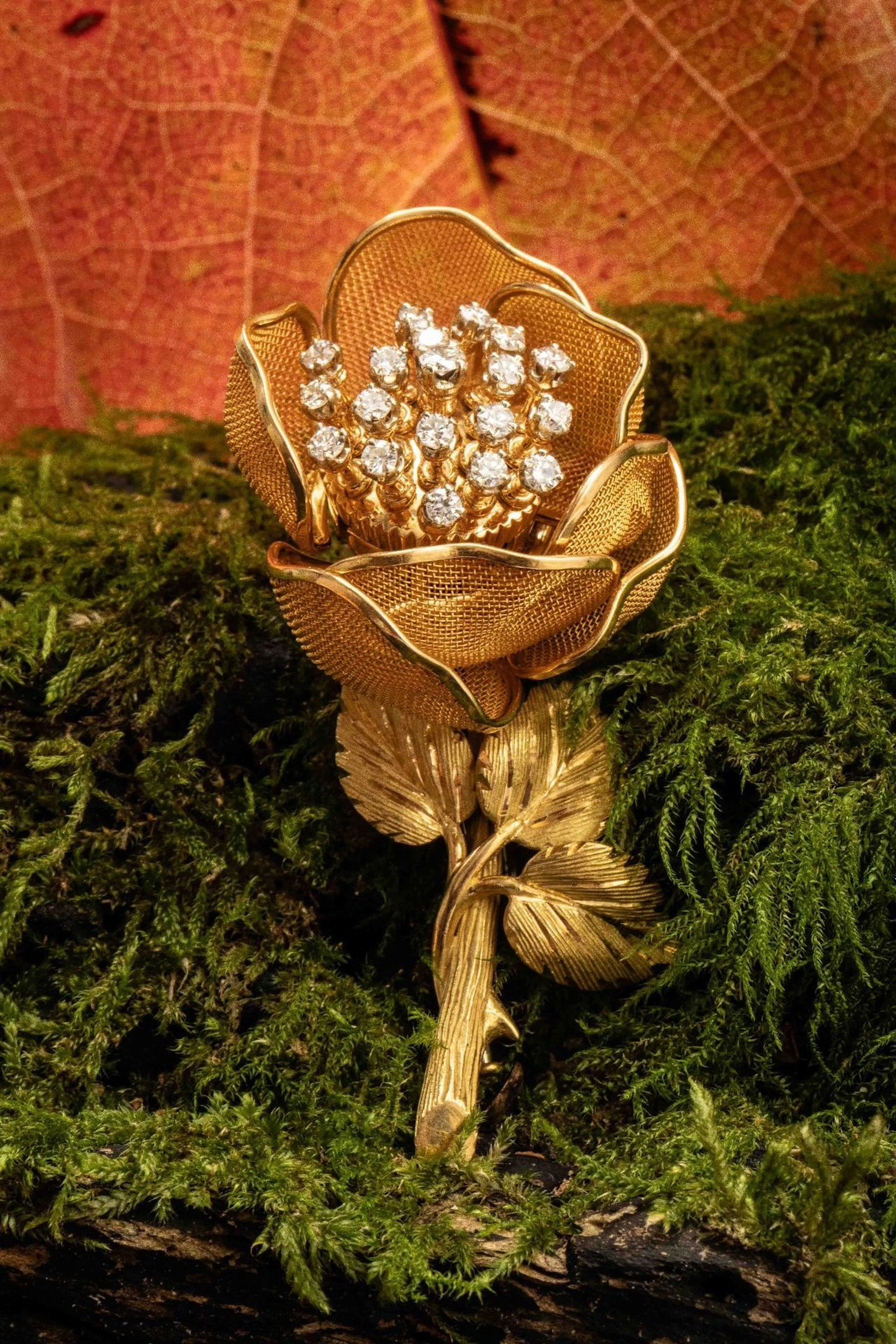 Brooch in 750 thousandths gold, stylizing a rose, the petals - Lot 147