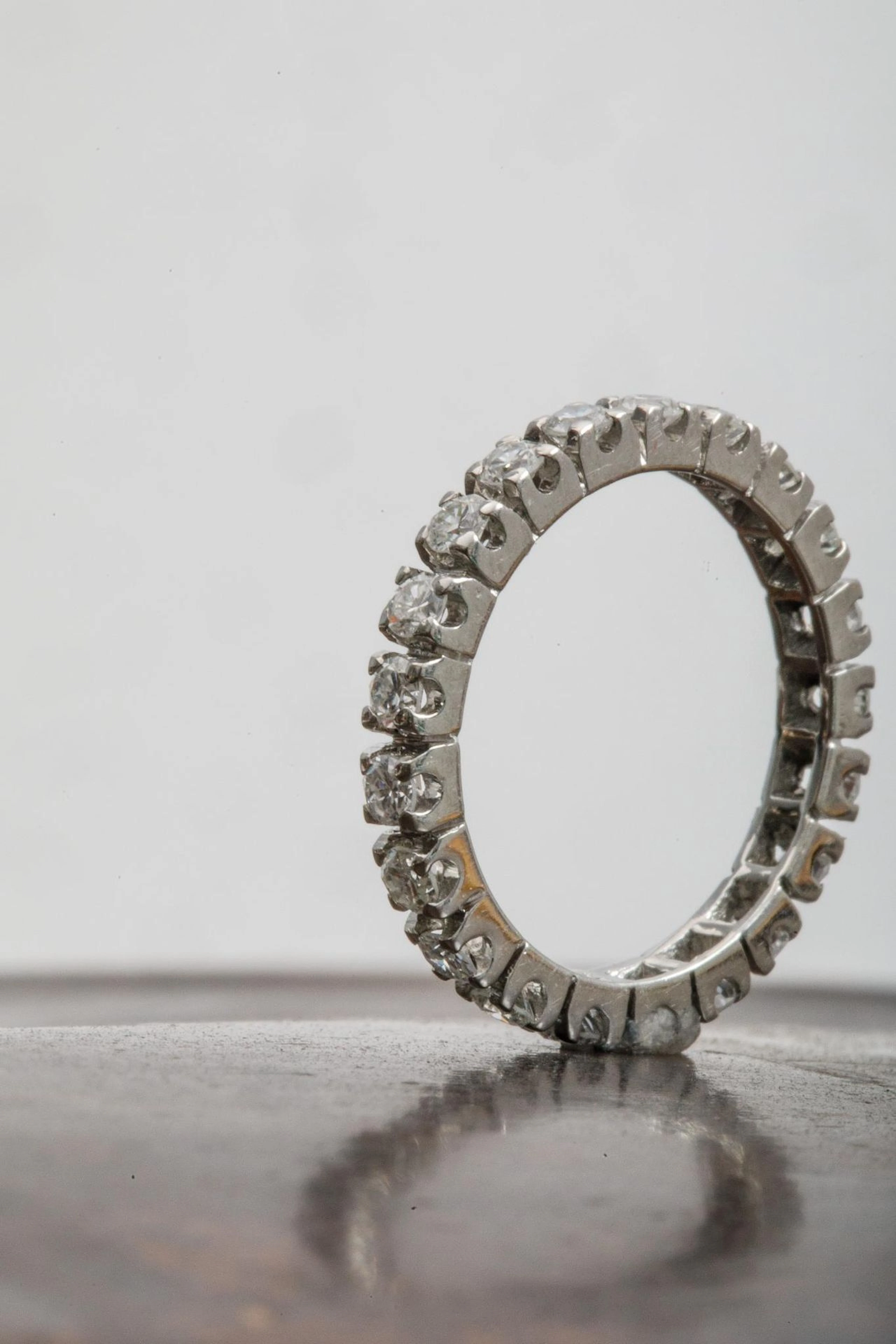 American wedding band in white gold and diamonds - Lot 79