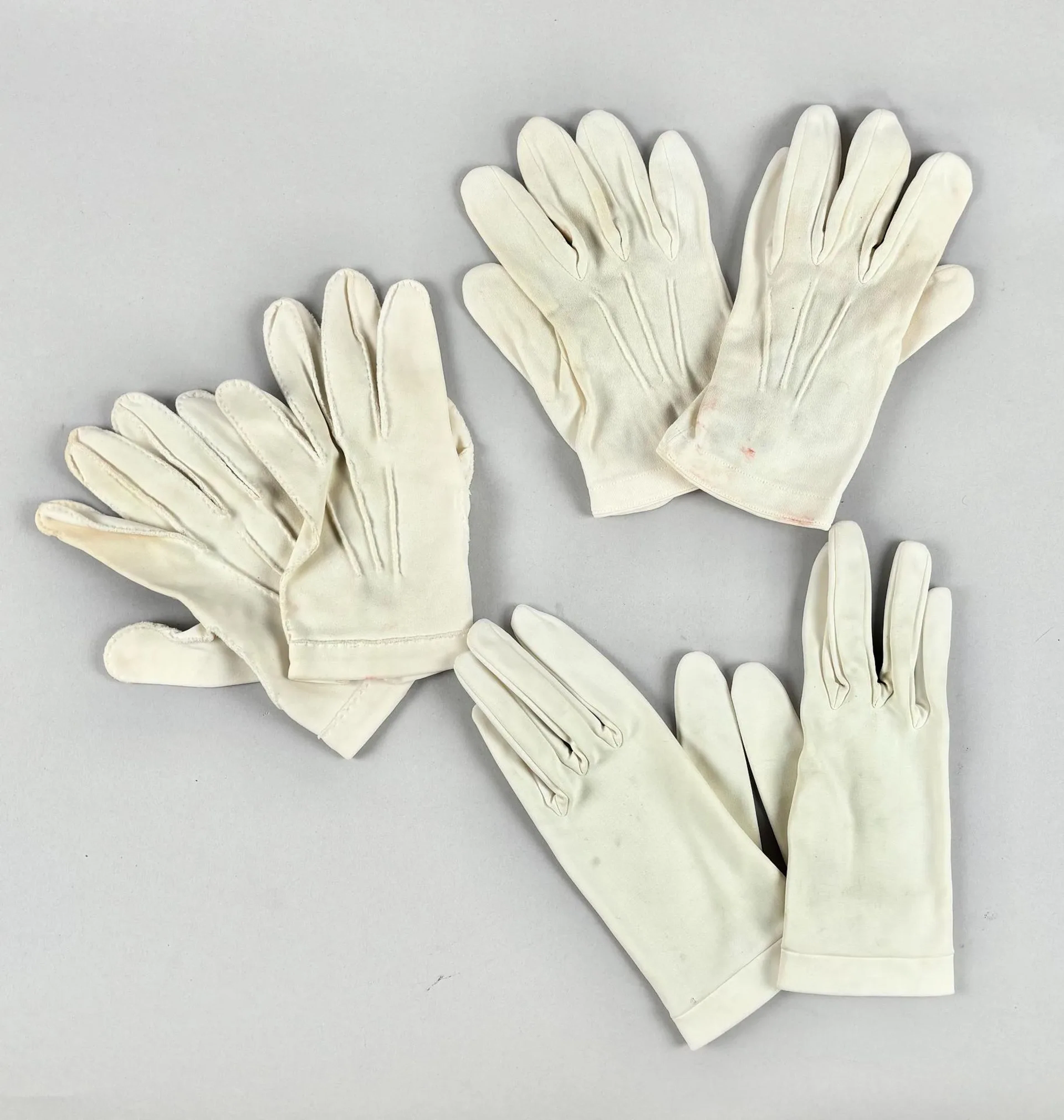 FRANC MACONNERIE Three pairs of masonic gloves - Lot 240
