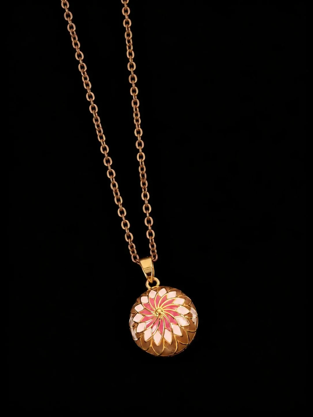 A long necklace, often referred to as a "maternity necklace, - Lot 196