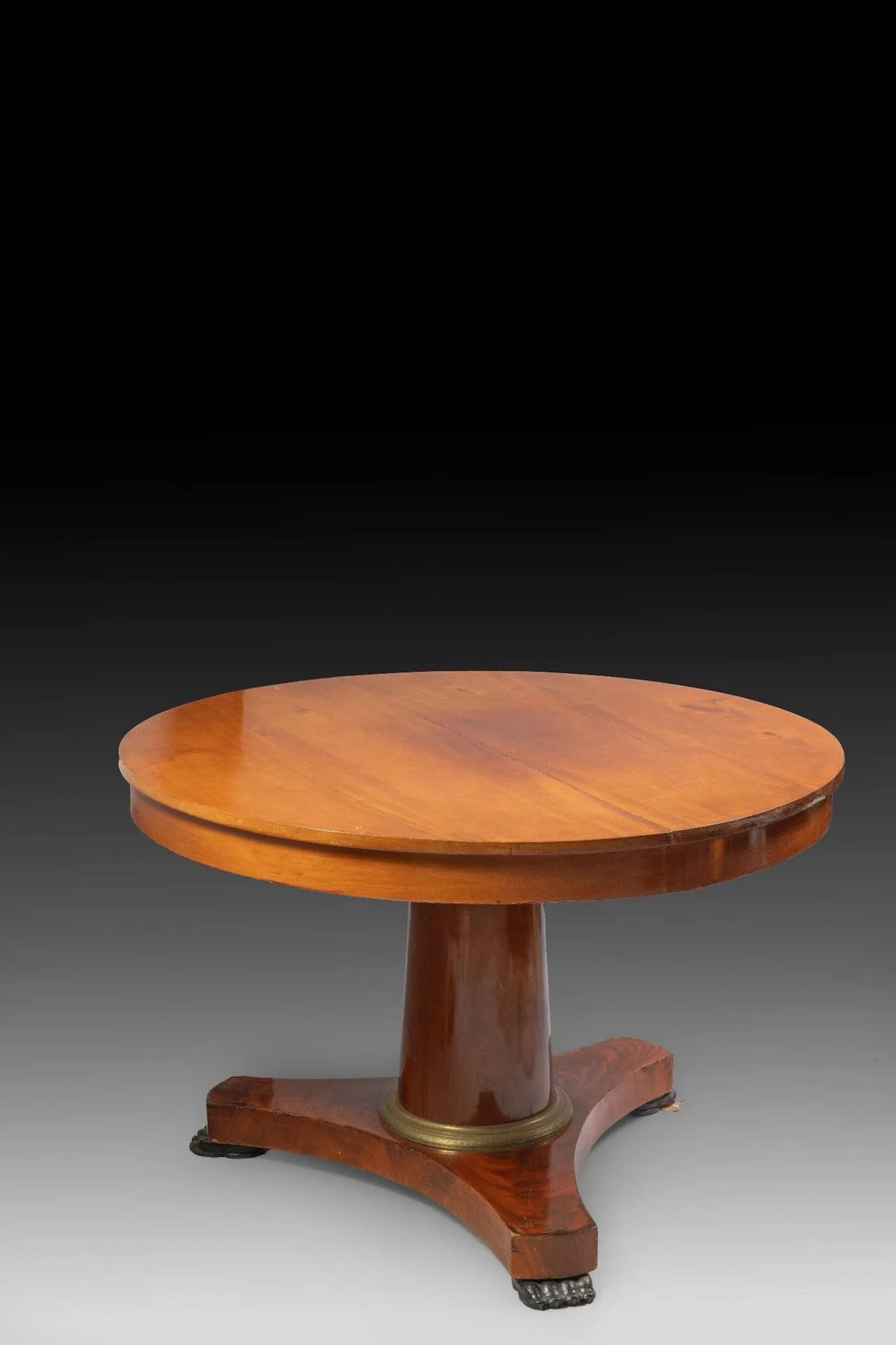 Round parlor table in mahogany and mahogany veneer; the cent - Lot 186
