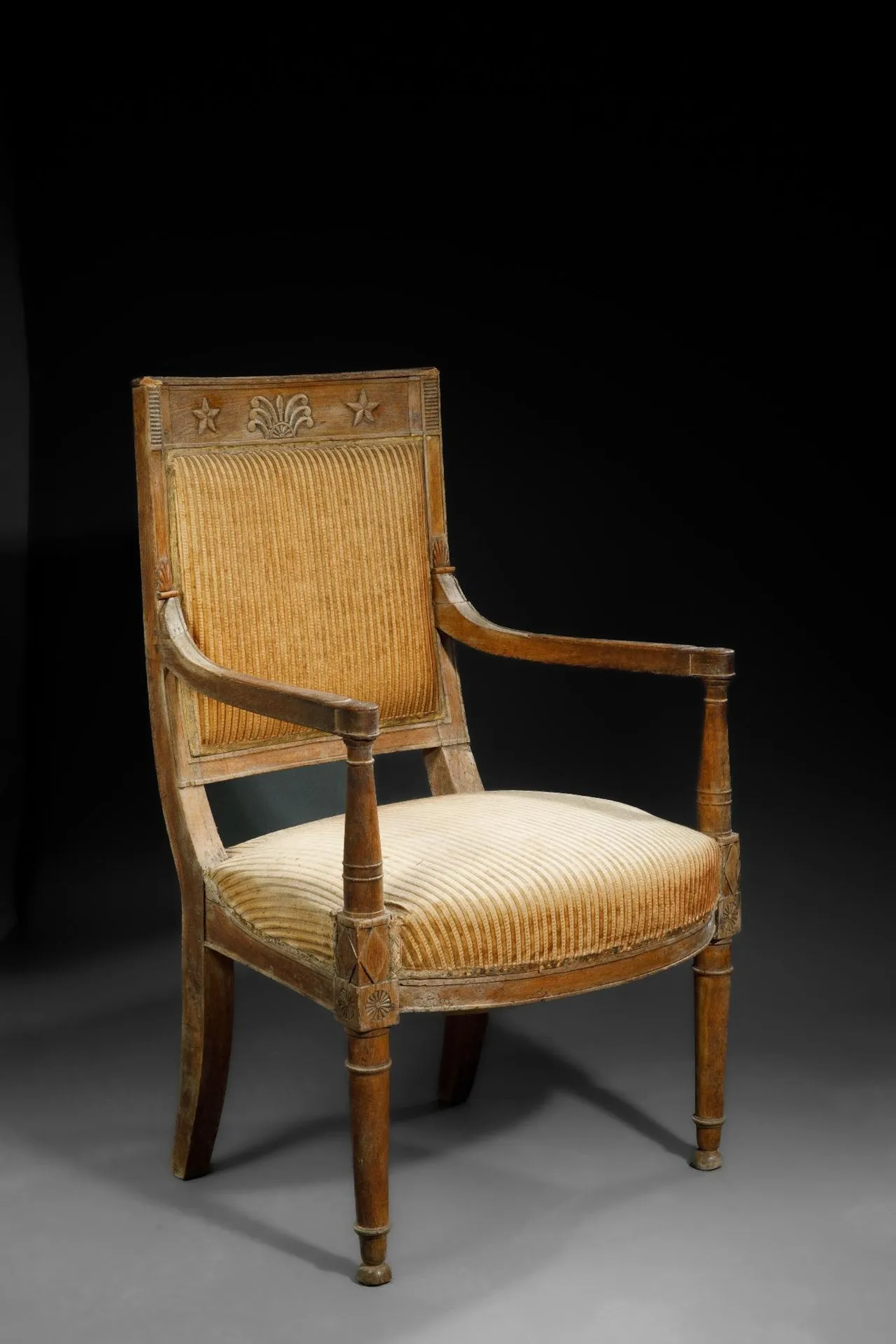 A Directoire-style armchair in carved, molded wood - Lot 331