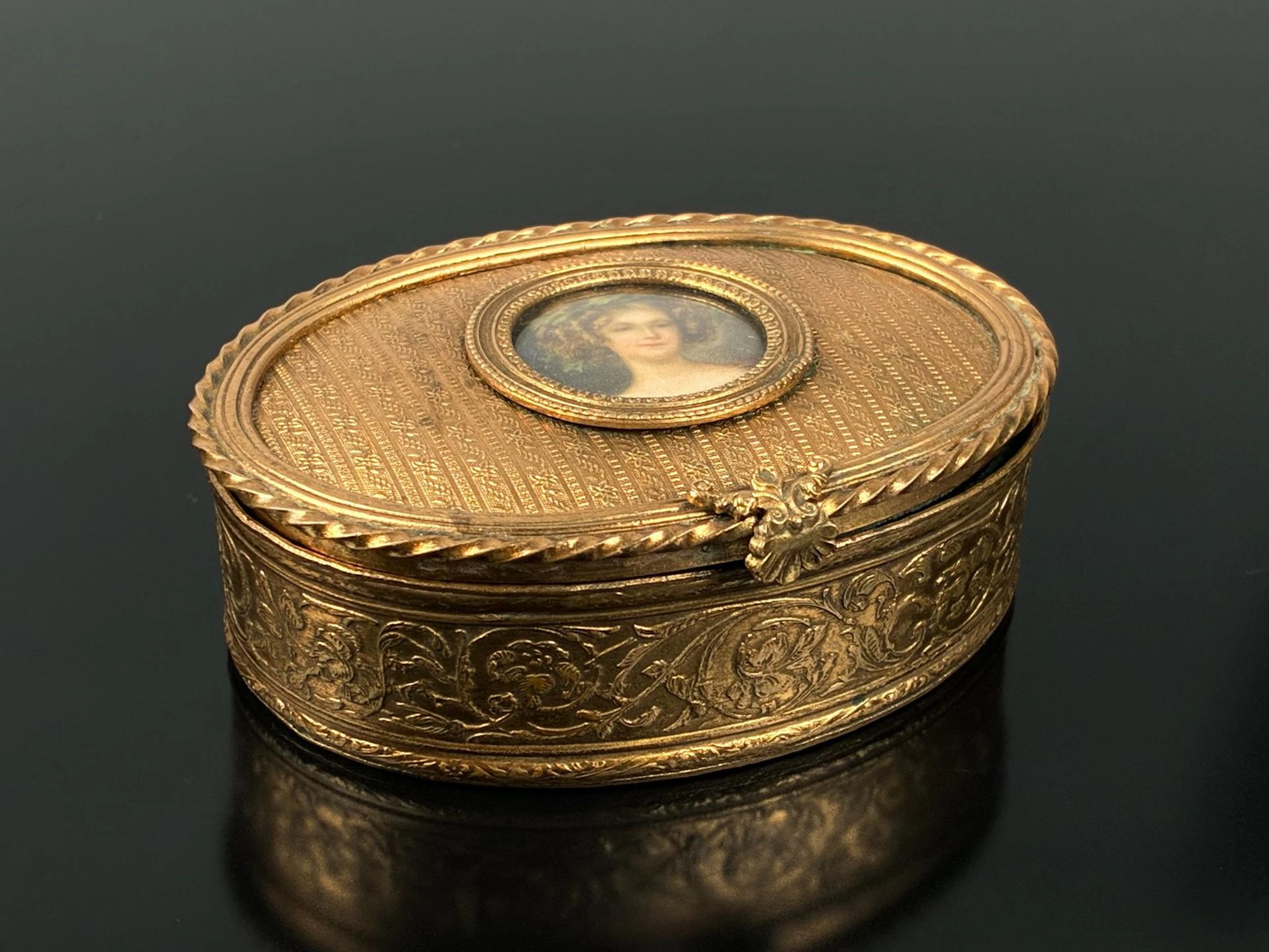 A small, oval-shaped jewelry box made of finely chased gilde - Lot 134