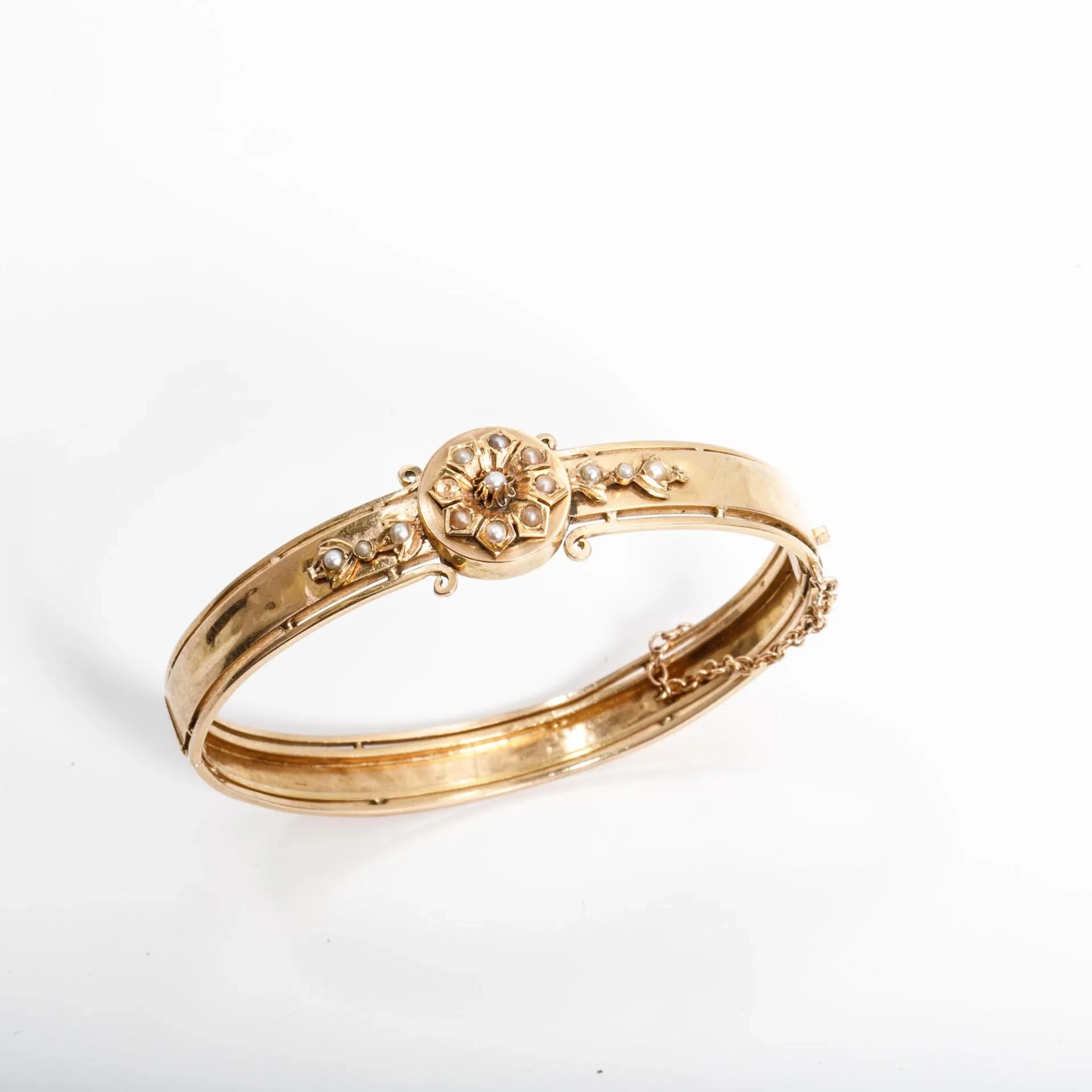 750-thousandths yellow gold bangle (eagle-head hallmark) fea - Lot 15