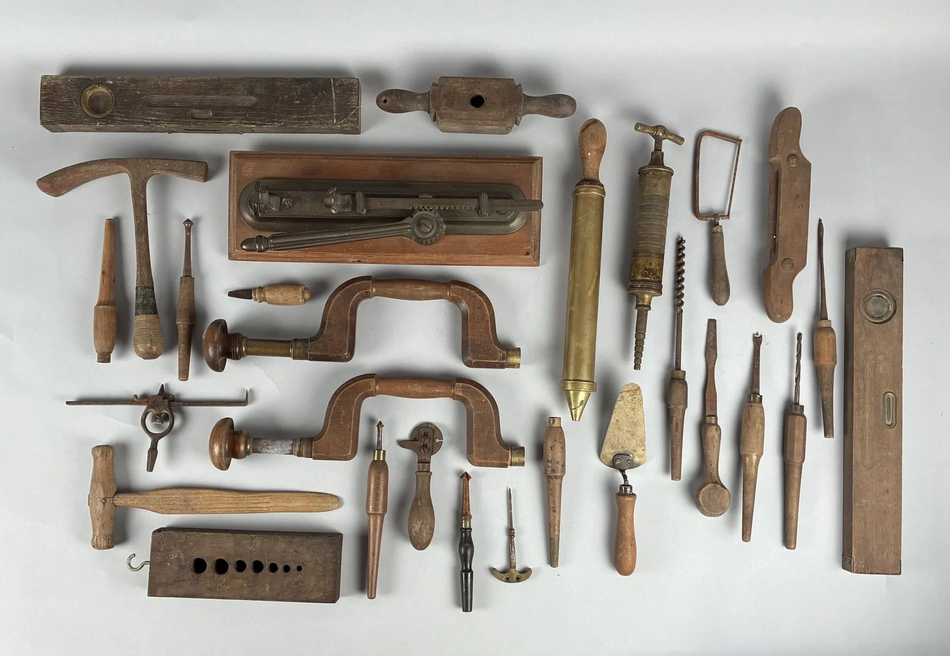 A set of marine carpenter's tools (two levels) and a wall-mo - Lot 340